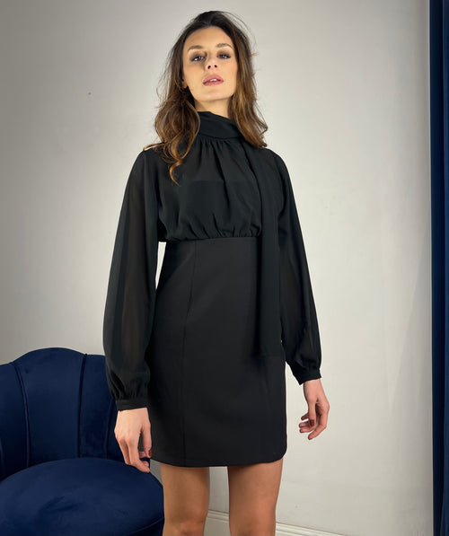 Abito corto con foulard