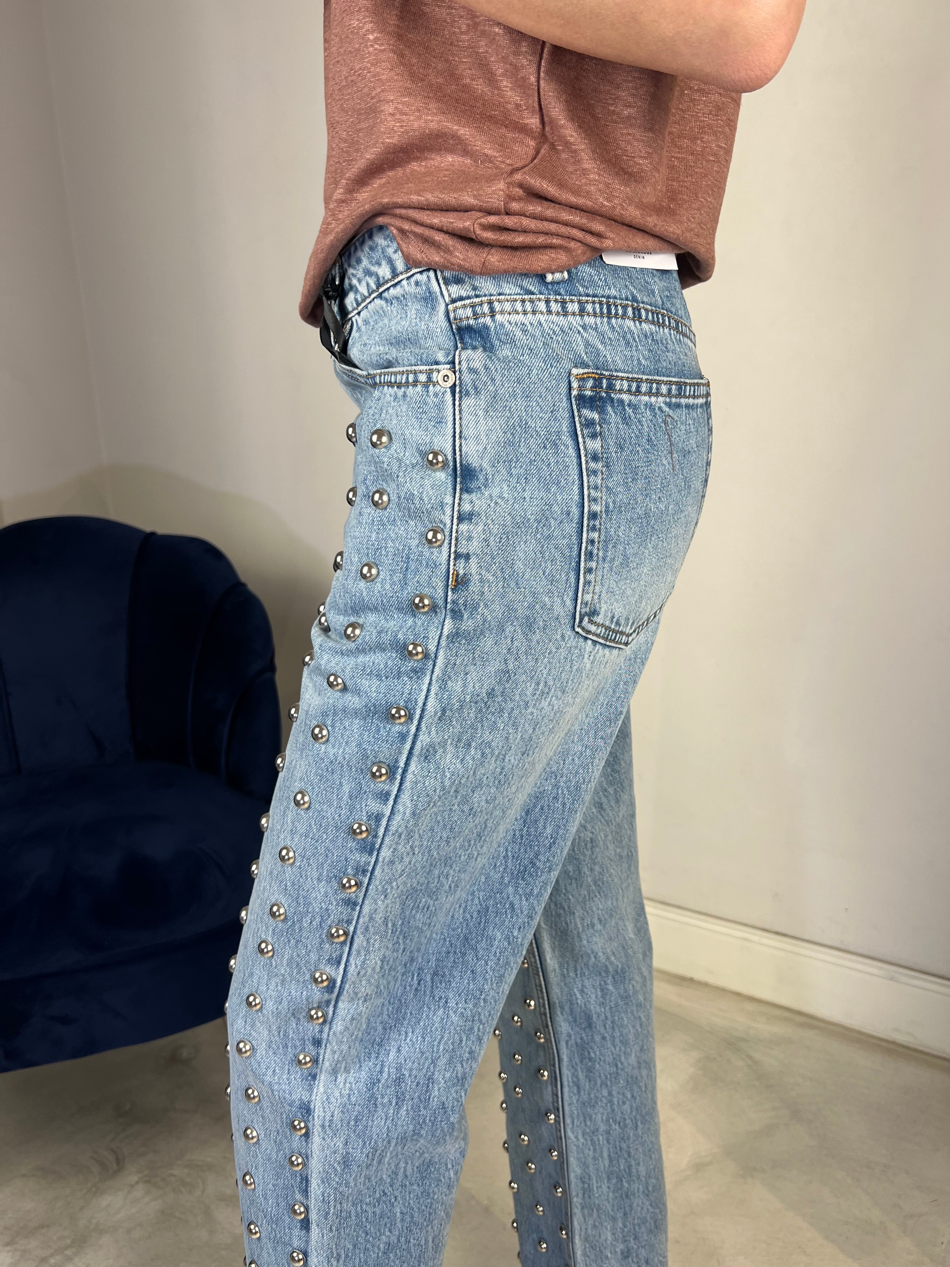 Jeans con borchie