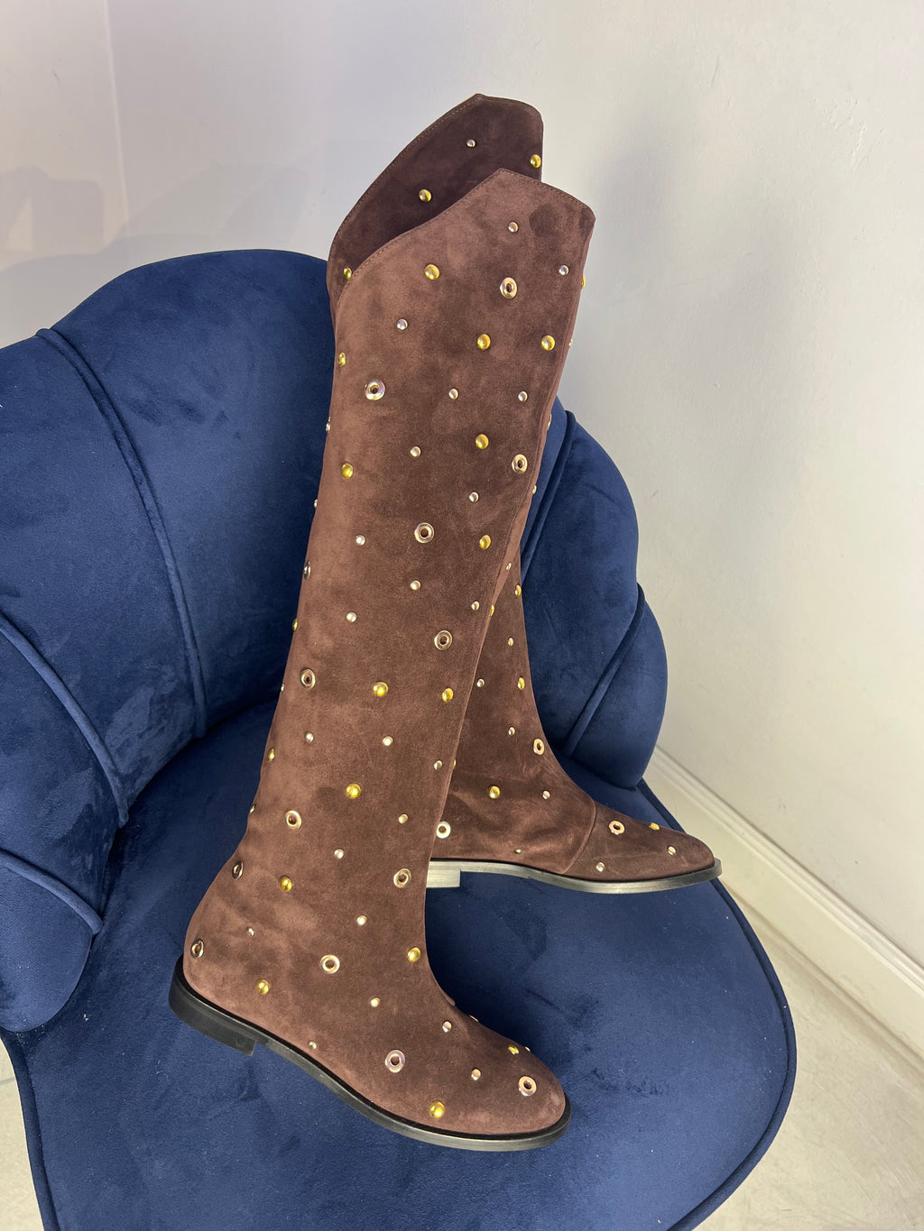 Stivale marrone con borchie