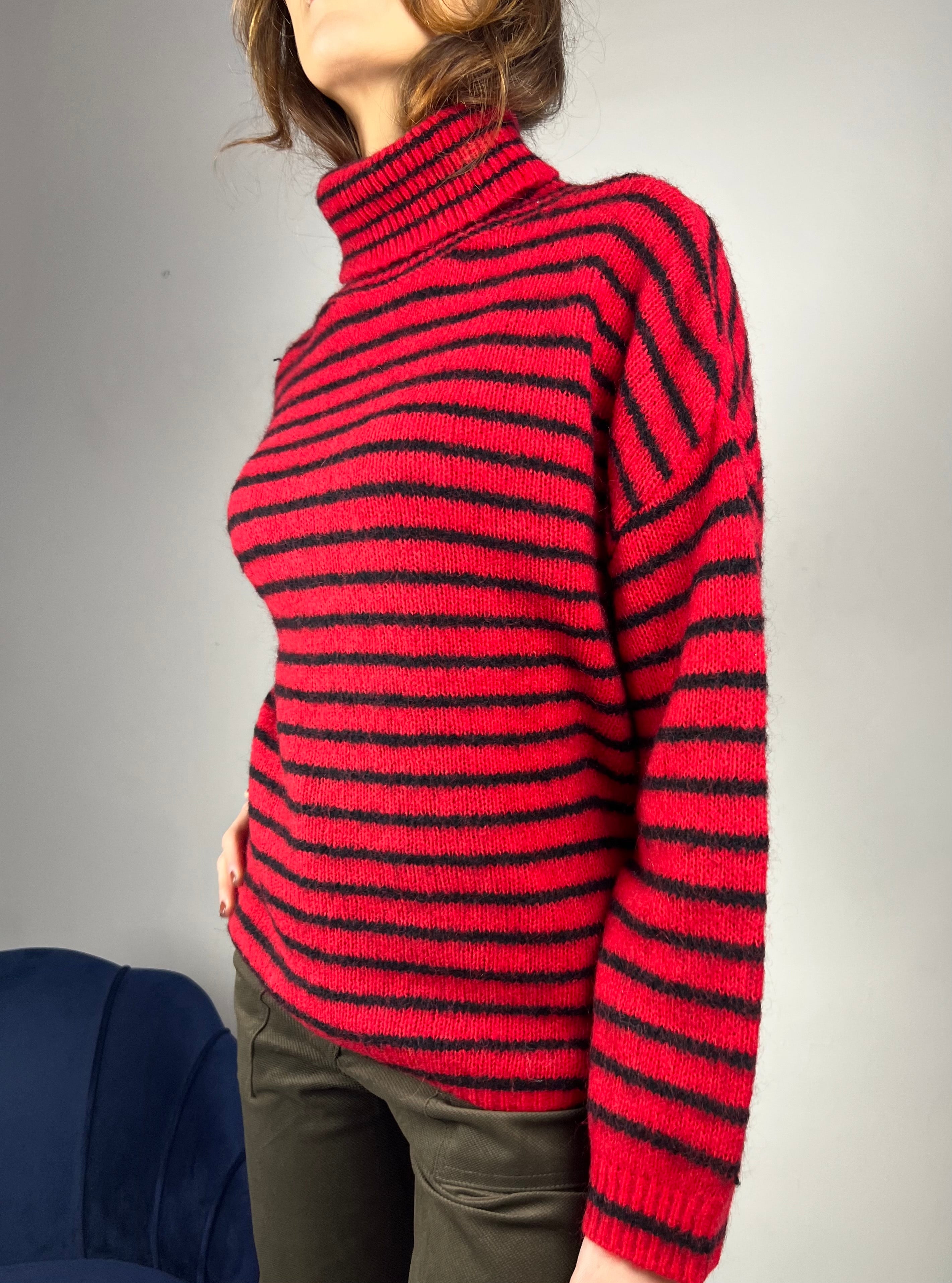 Maglia rossa a righe nere