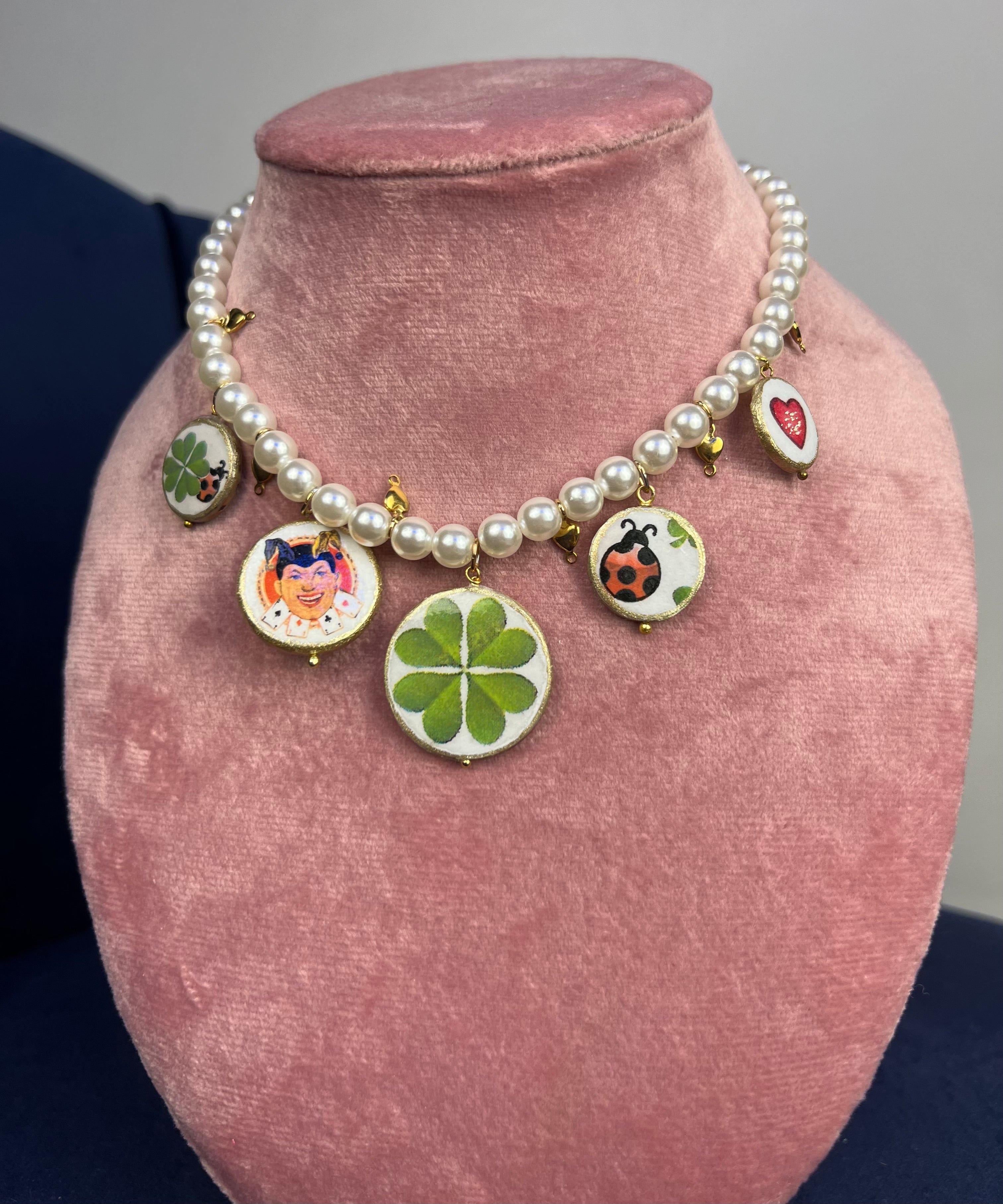 Collana di perle e charms