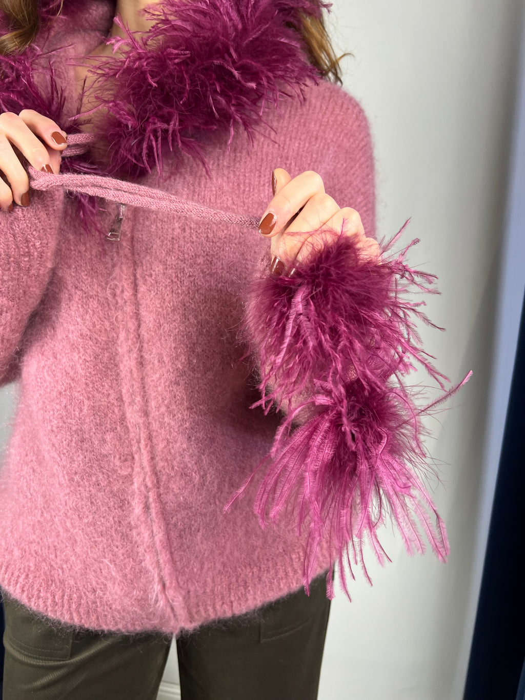 Felpa con cappuccio e piume