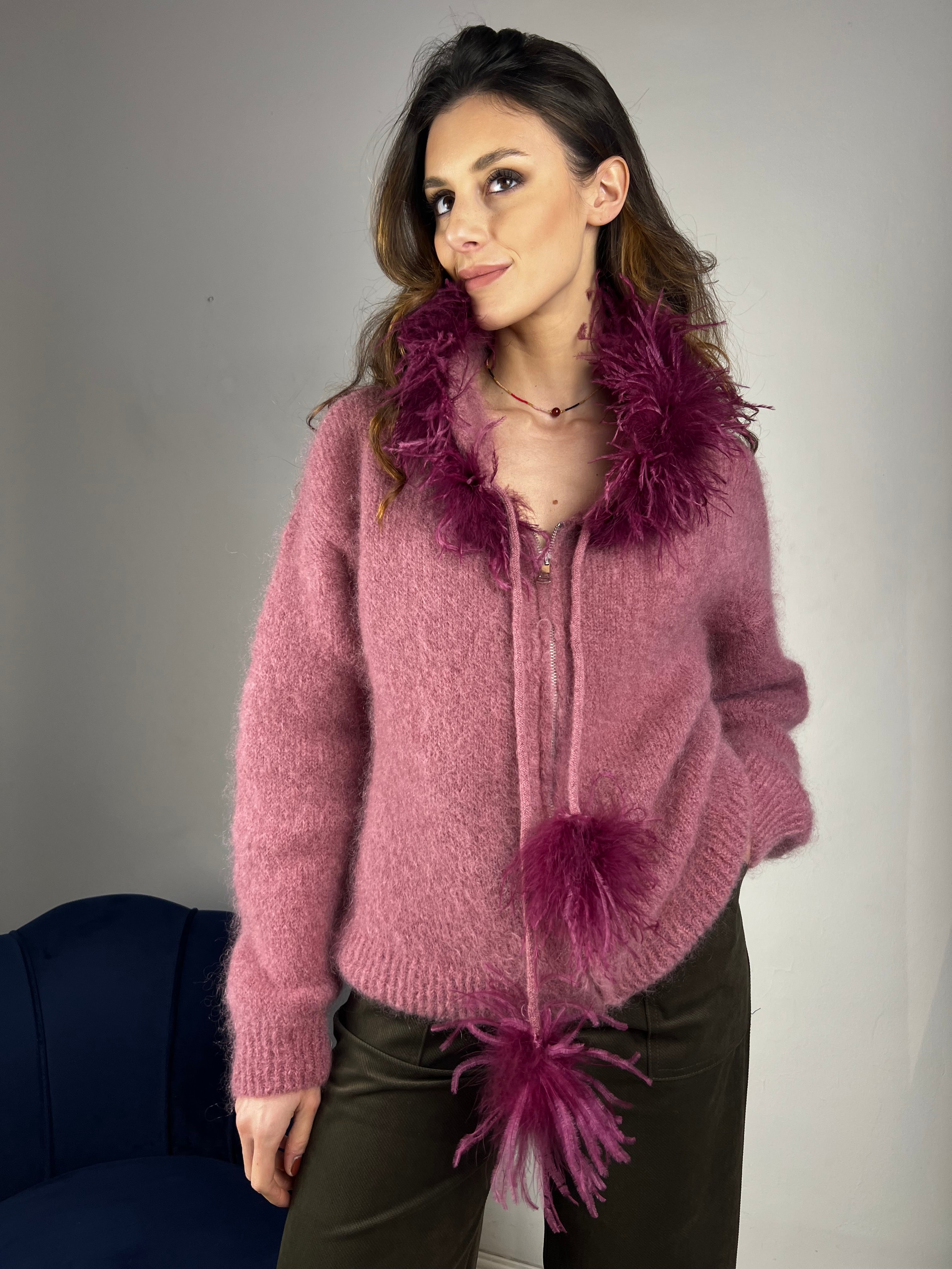 Felpa con cappuccio e piume
