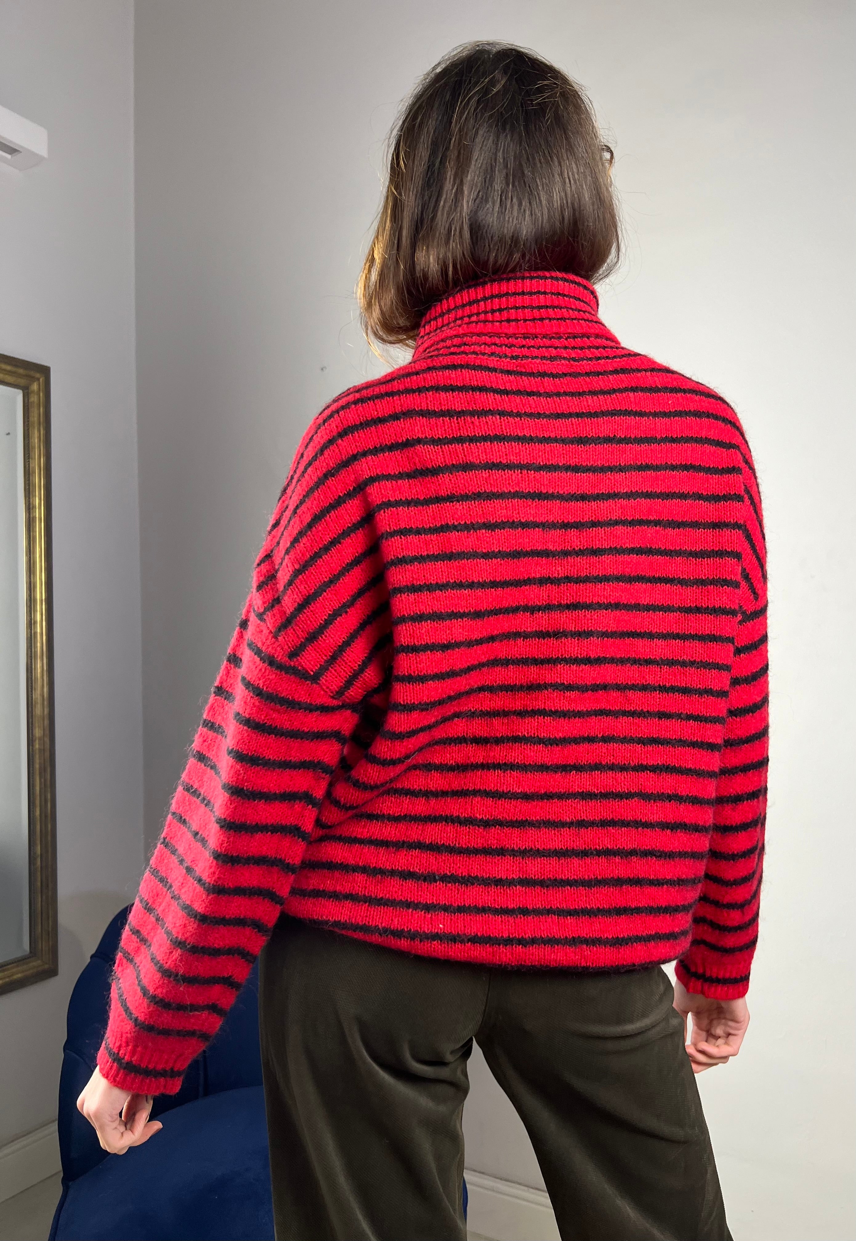 Maglia rossa a righe nere