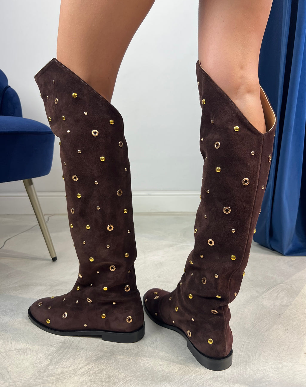 Stivale marrone con borchie