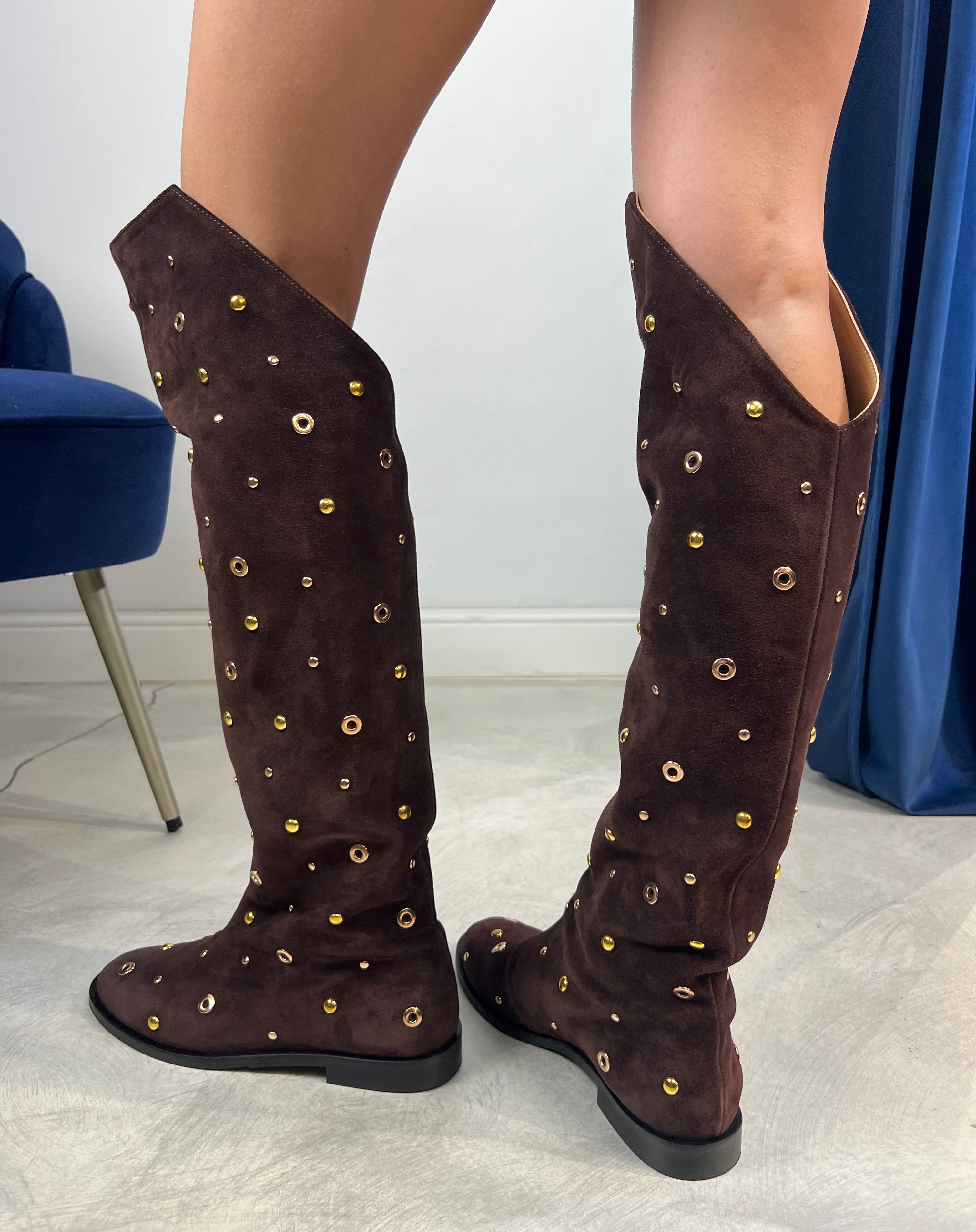 Stivale marrone con borchie