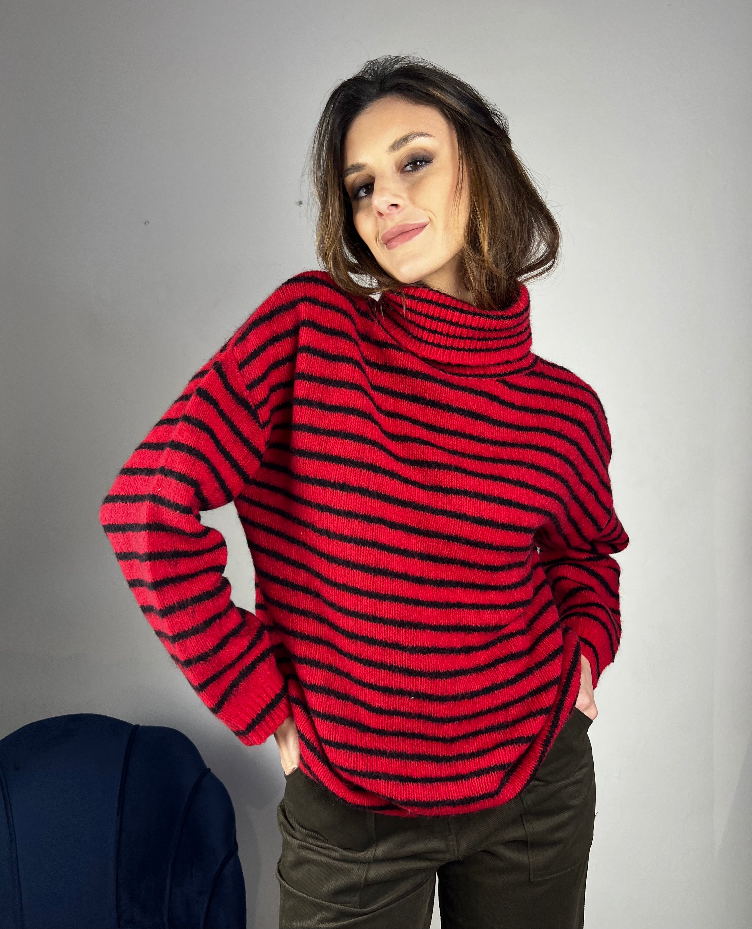 Maglia rossa a righe nere