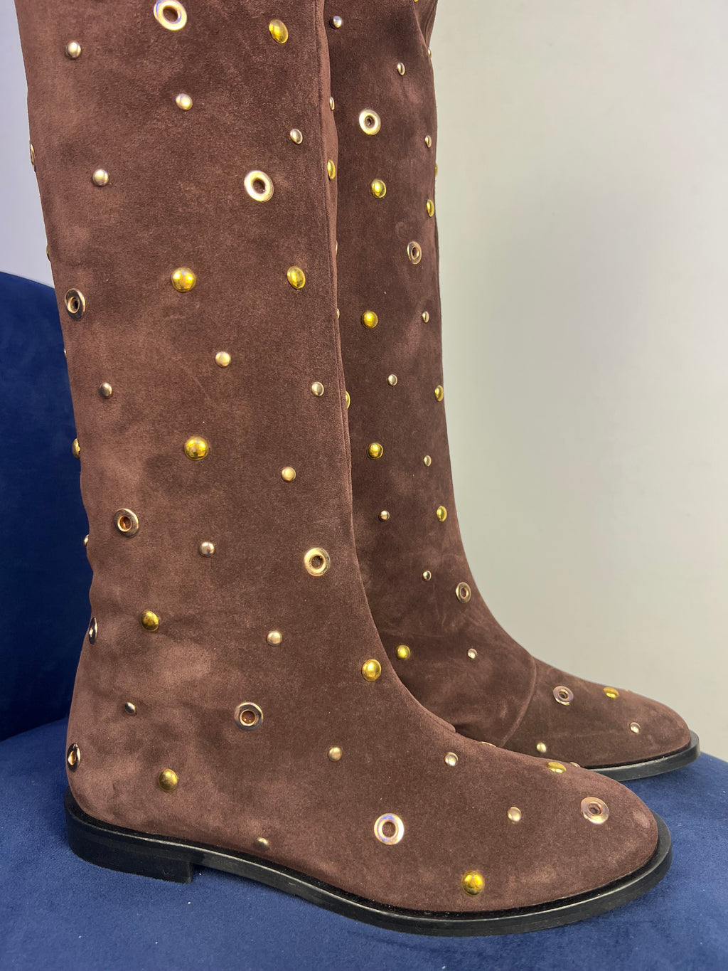 Stivale marrone con borchie