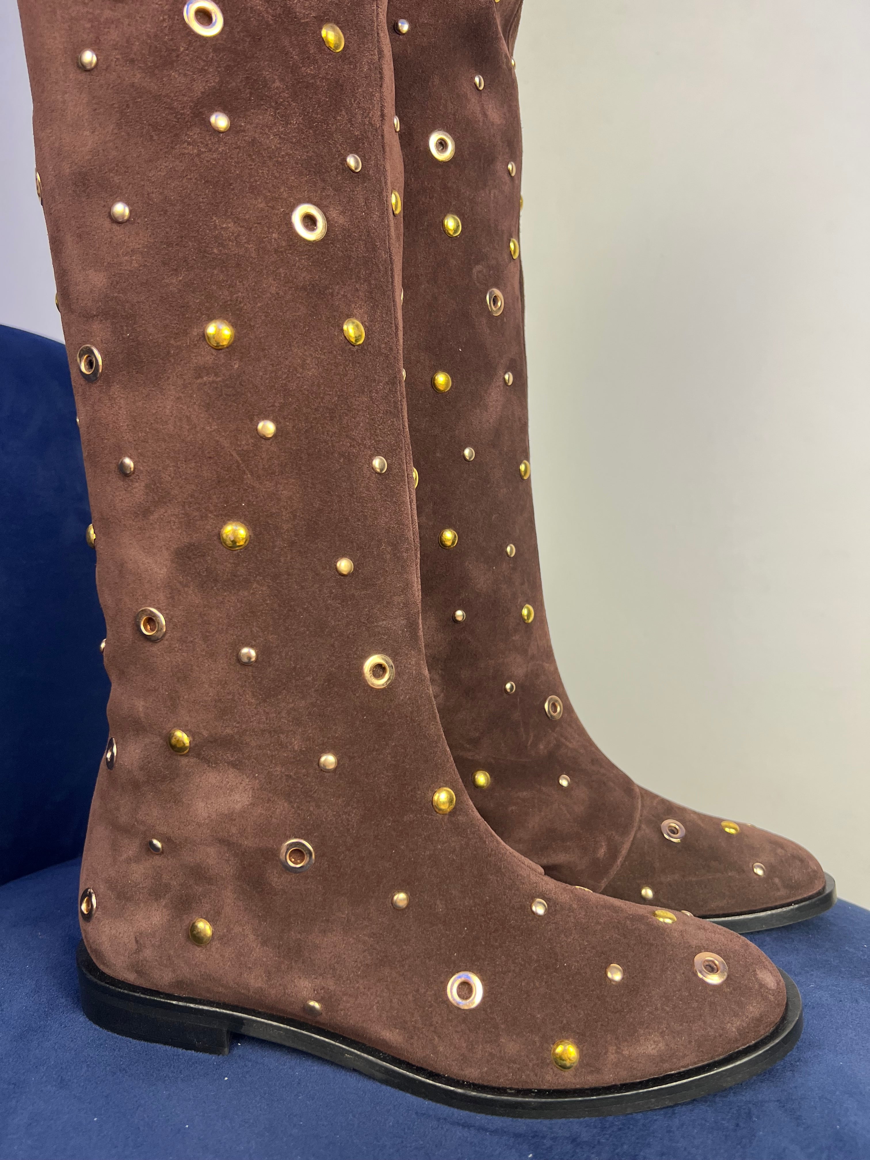 Stivale marrone con borchie