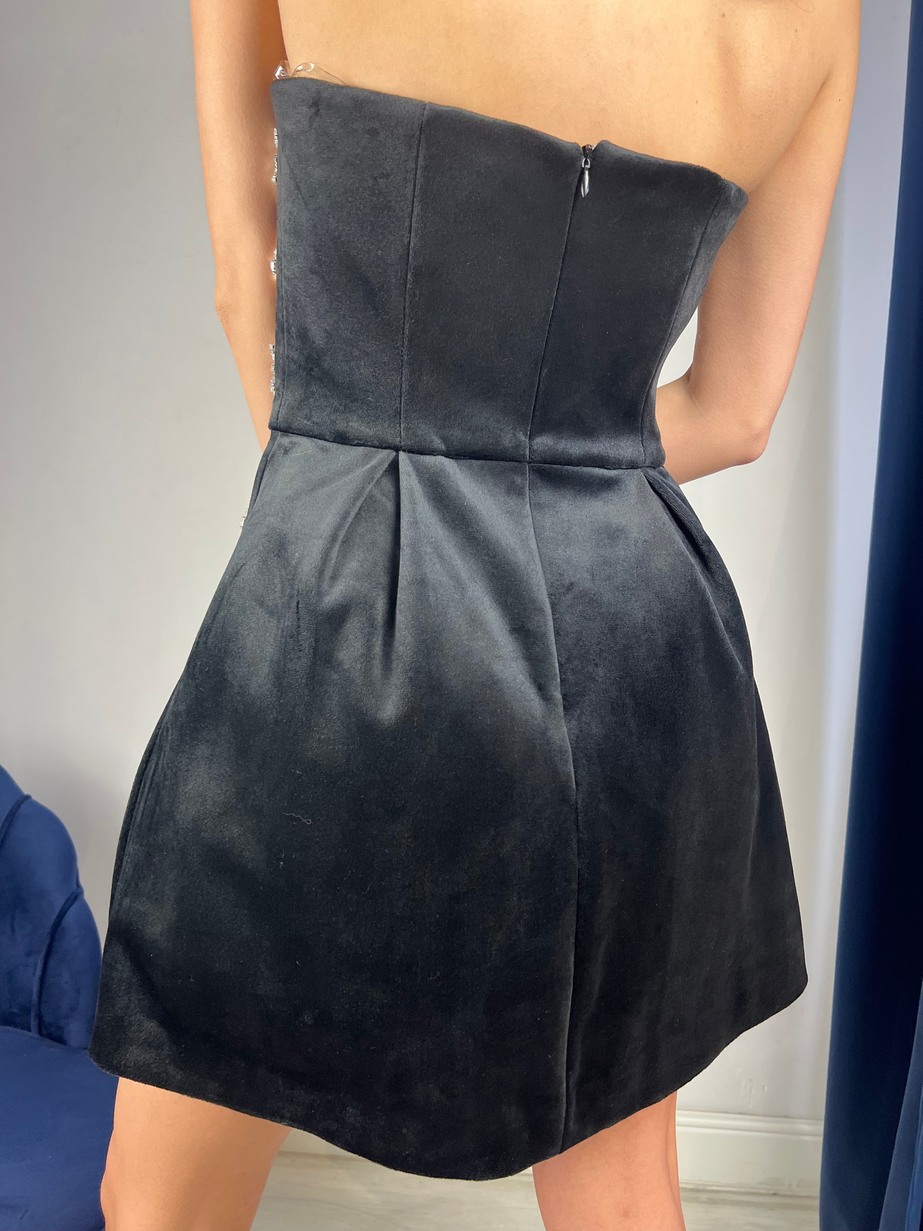 Abito corto con pietre