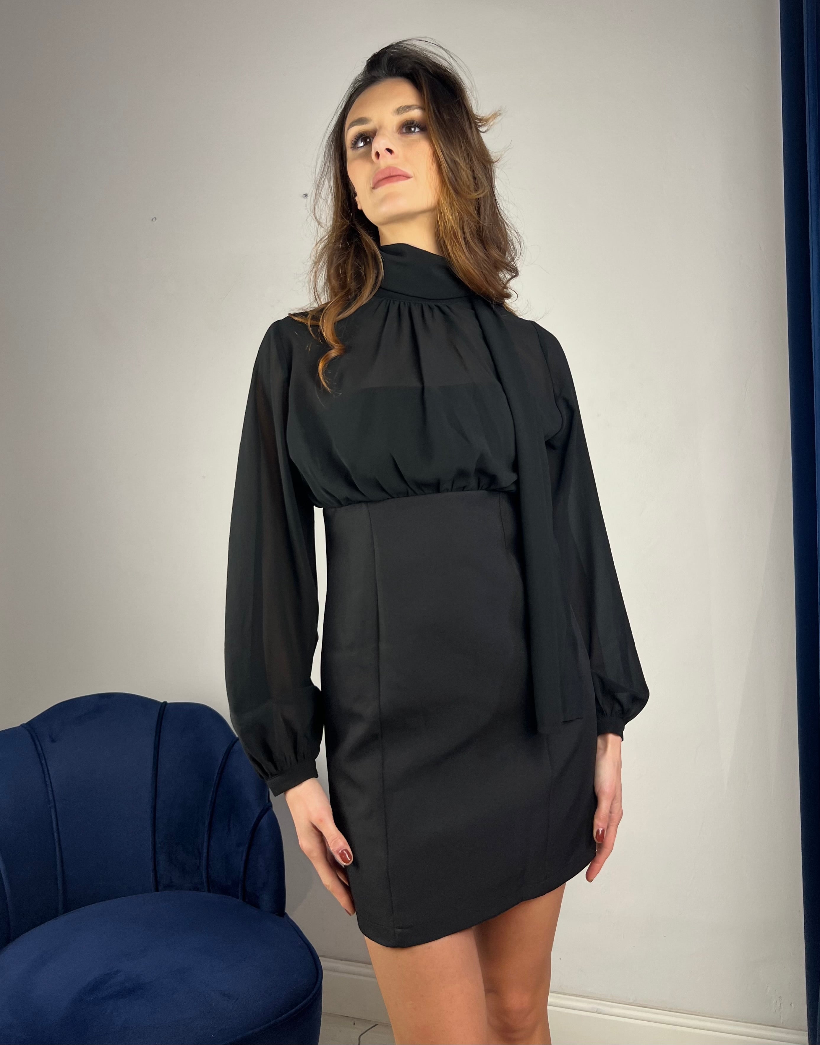 Abito corto con foulard