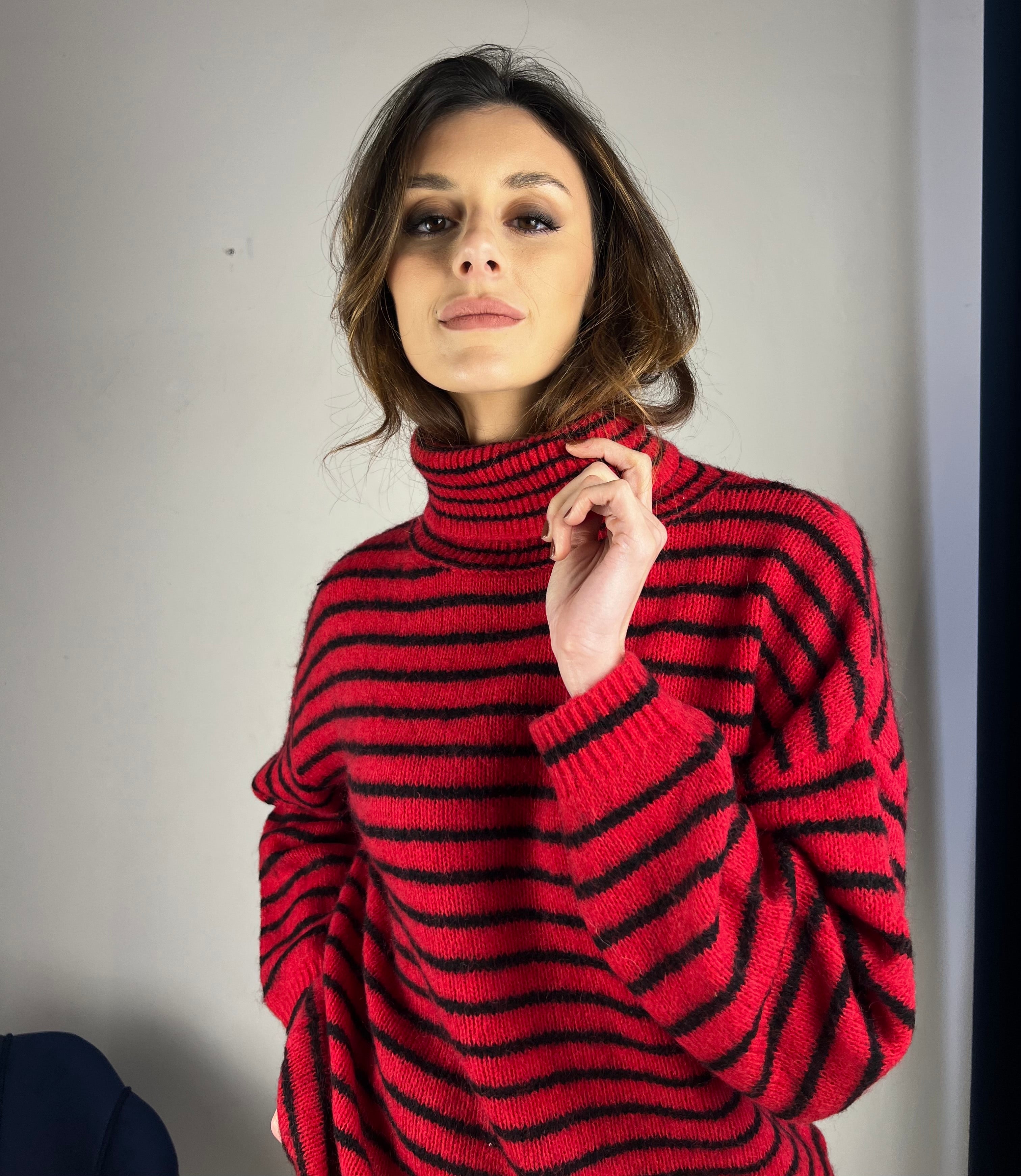 Maglia rossa a righe nere