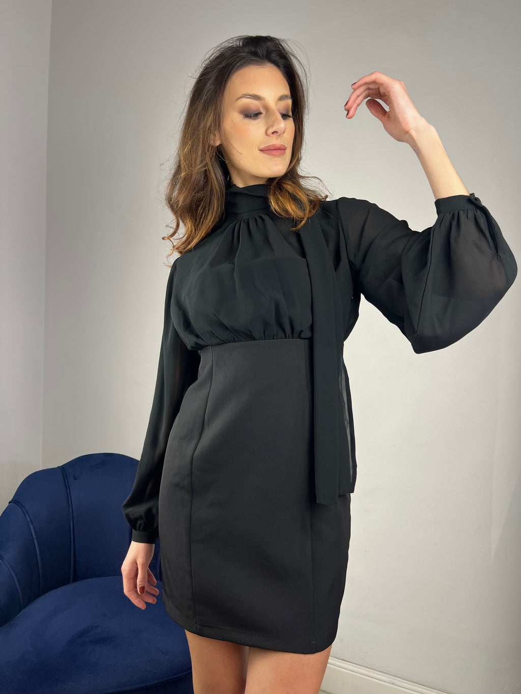 Abito corto con foulard