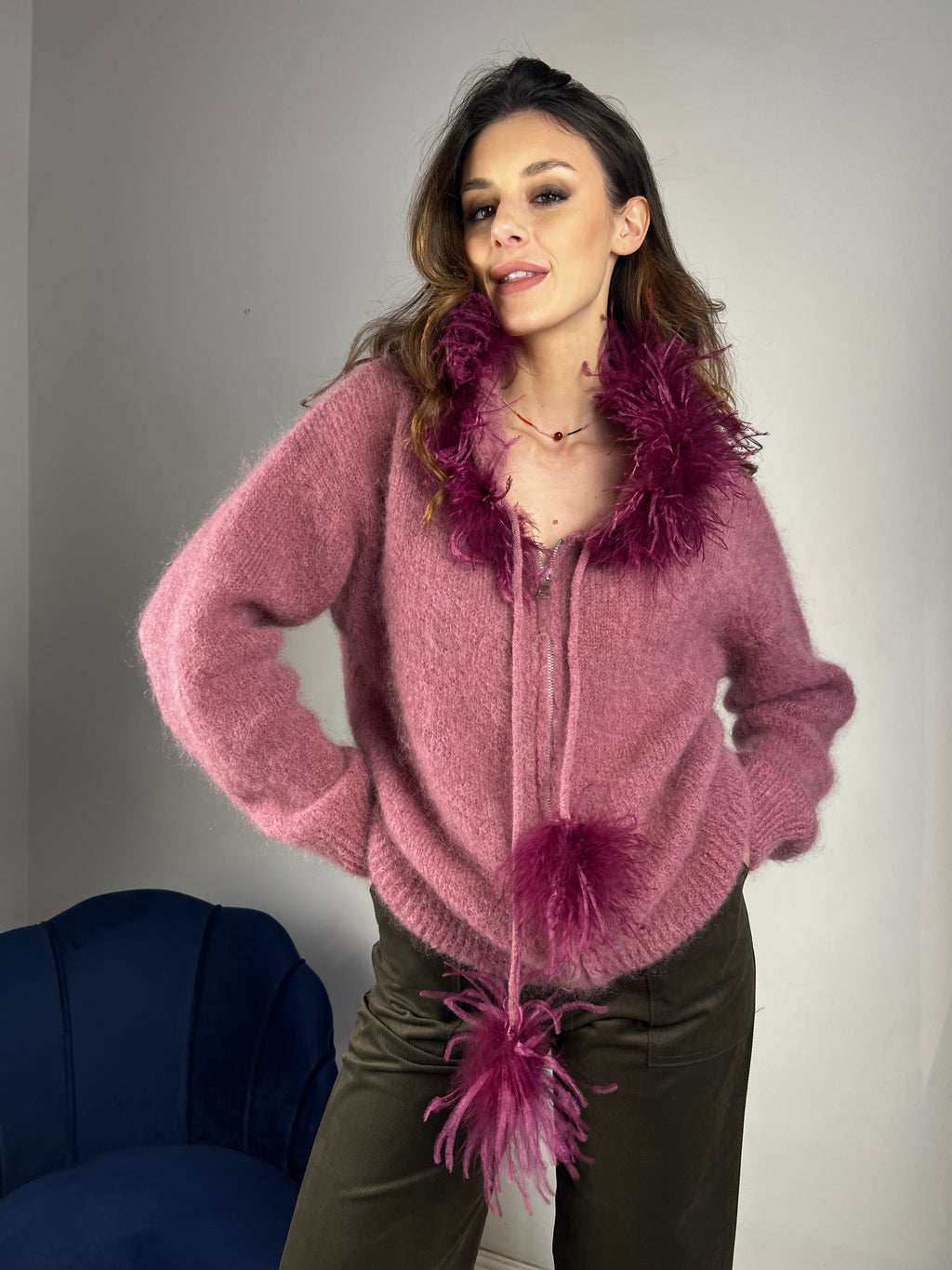 Felpa con cappuccio e piume