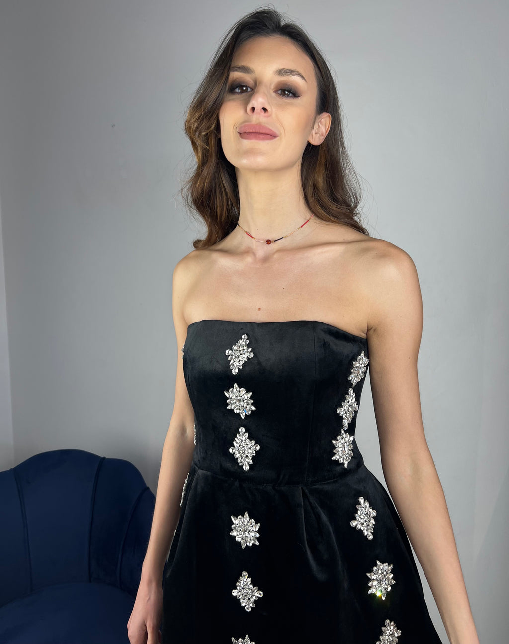 Abito corto con pietre