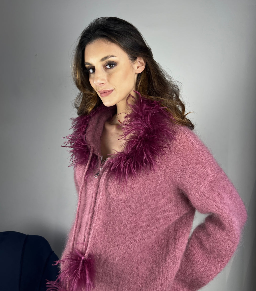 Felpa con cappuccio e piume