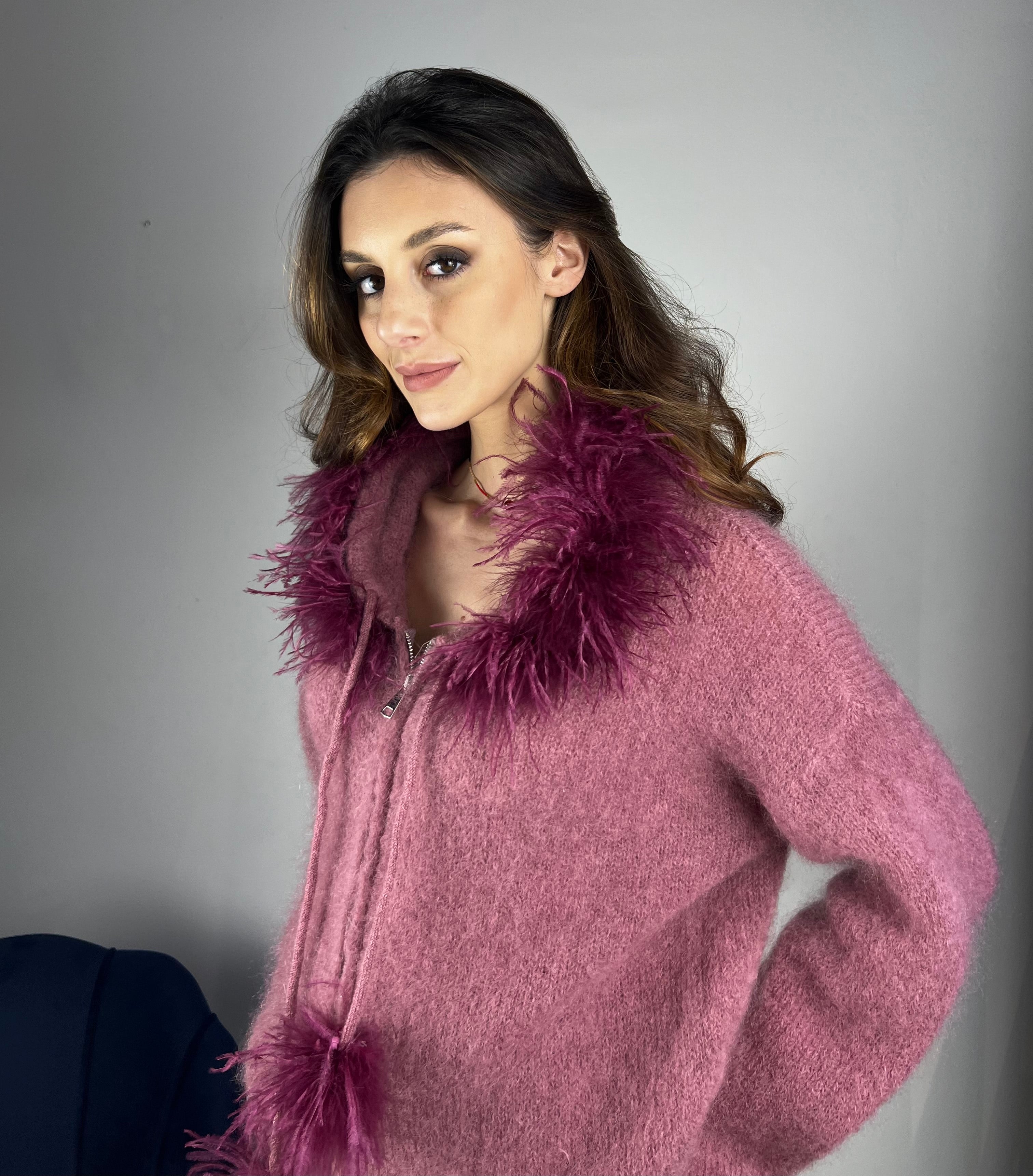 Felpa con cappuccio e piume