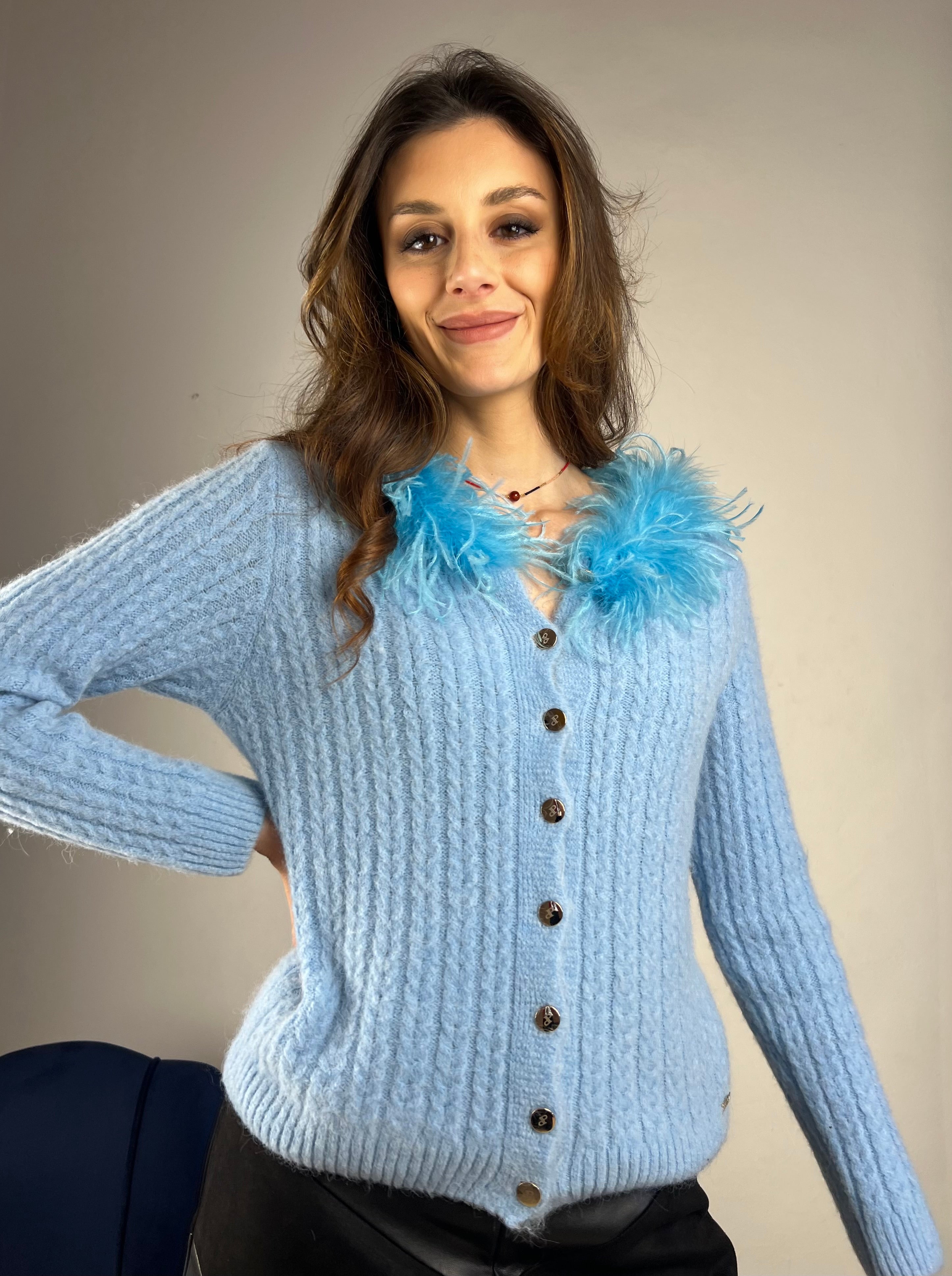 Maglia turchese con piume