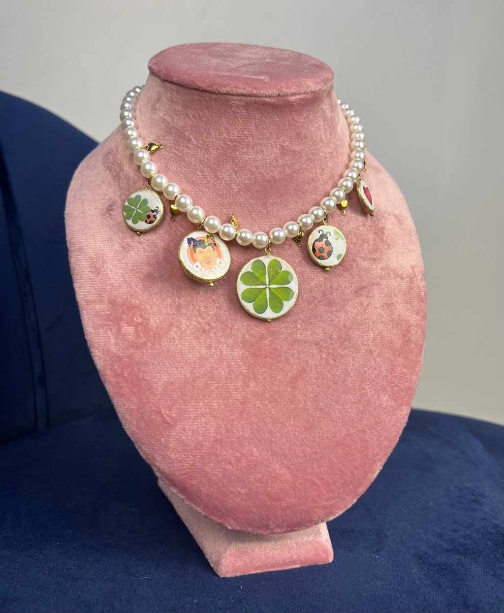 Collana di perle e charms