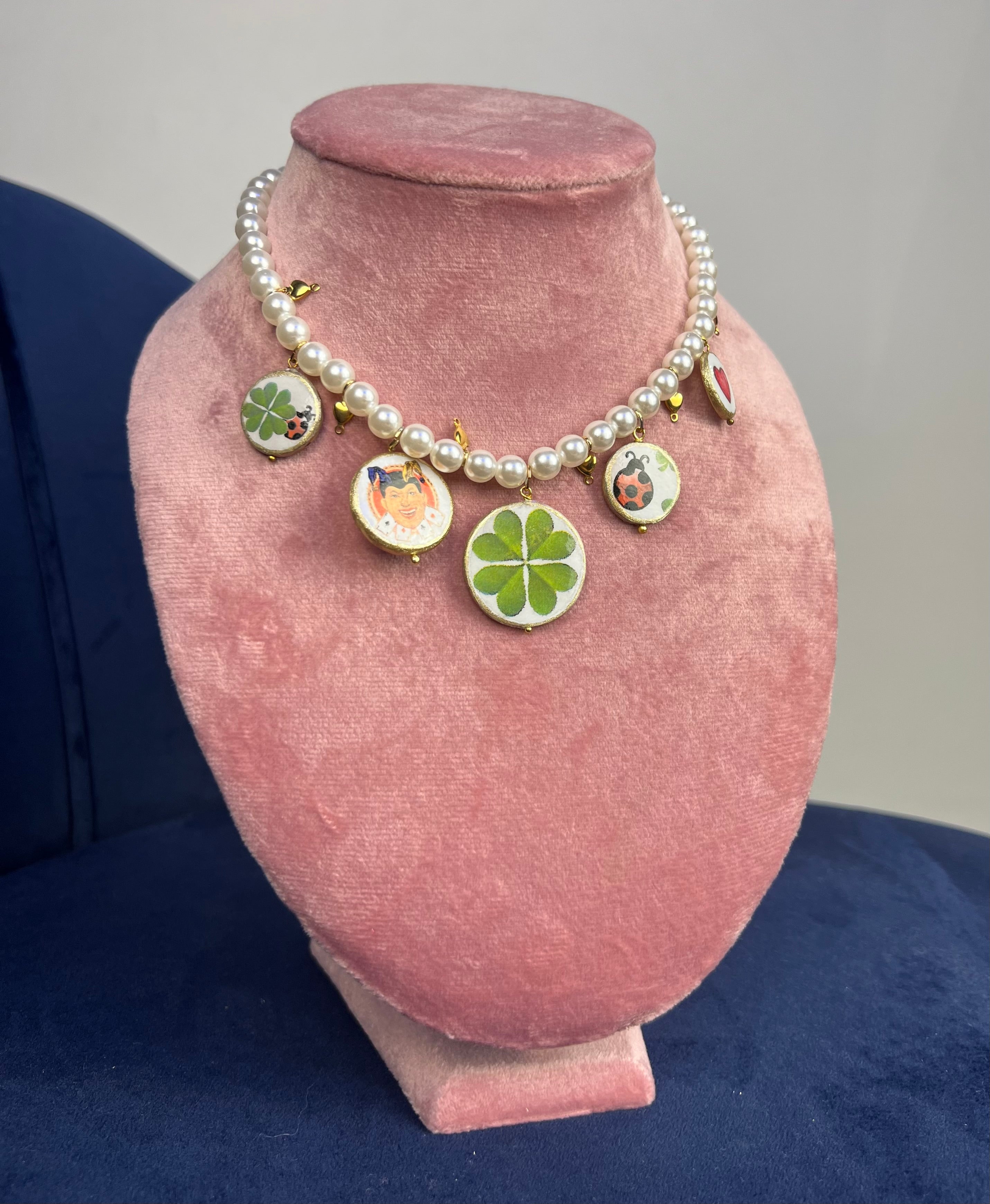 Collana di perle e charms