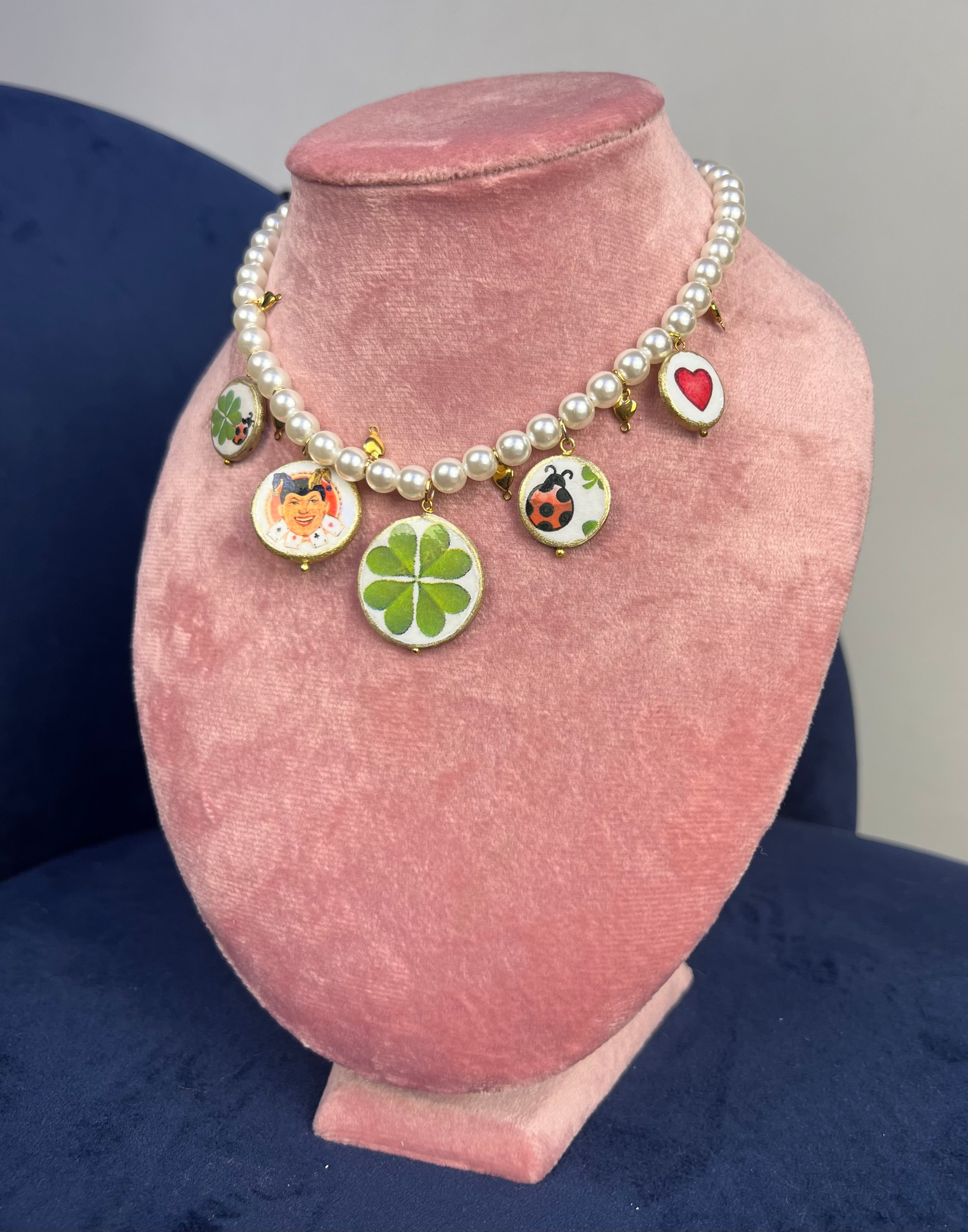 Collana di perle e charms