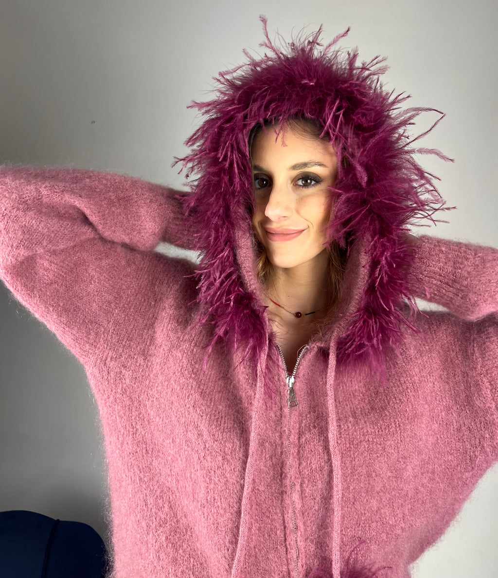 Felpa con cappuccio e piume