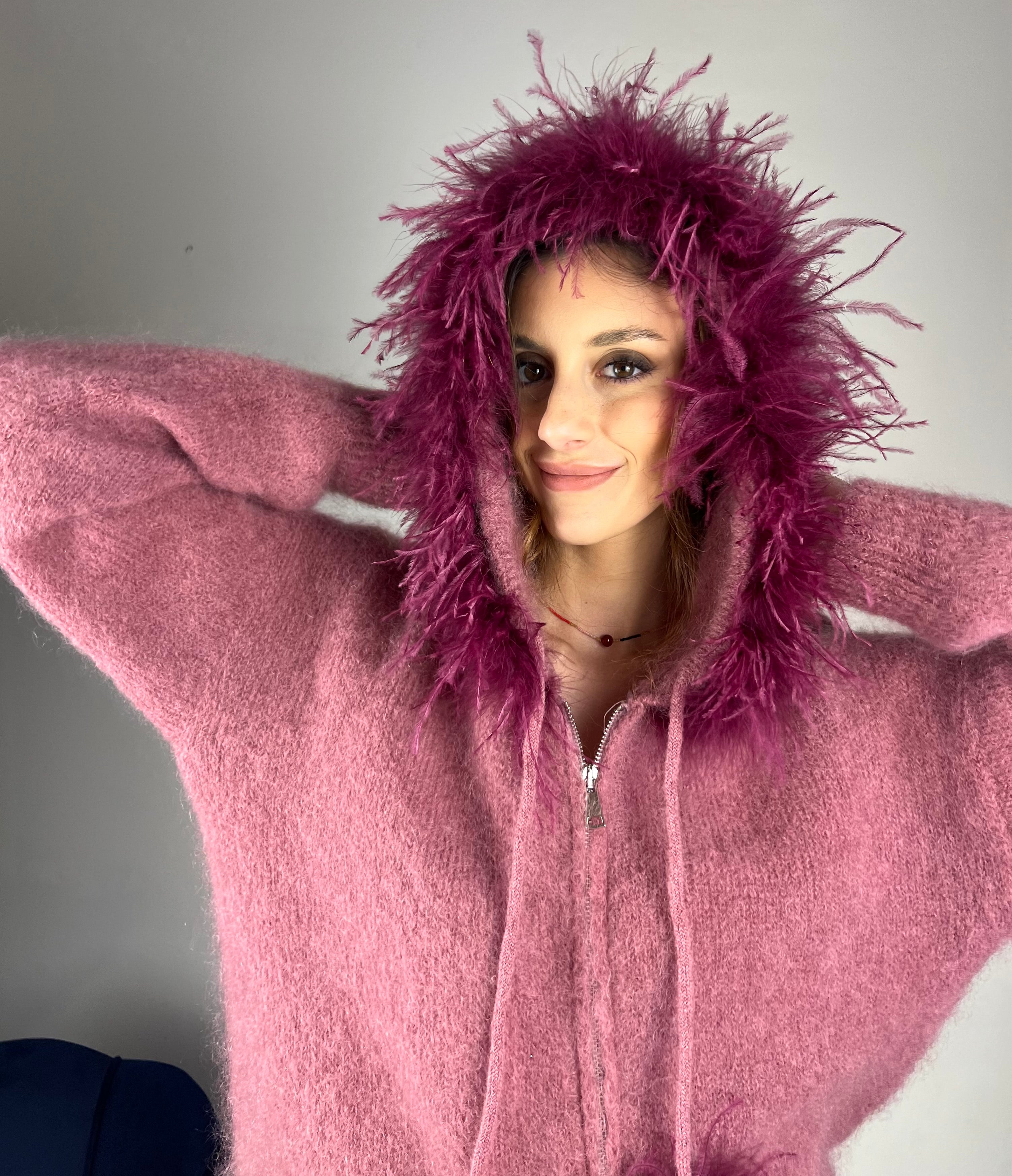 Felpa con cappuccio e piume