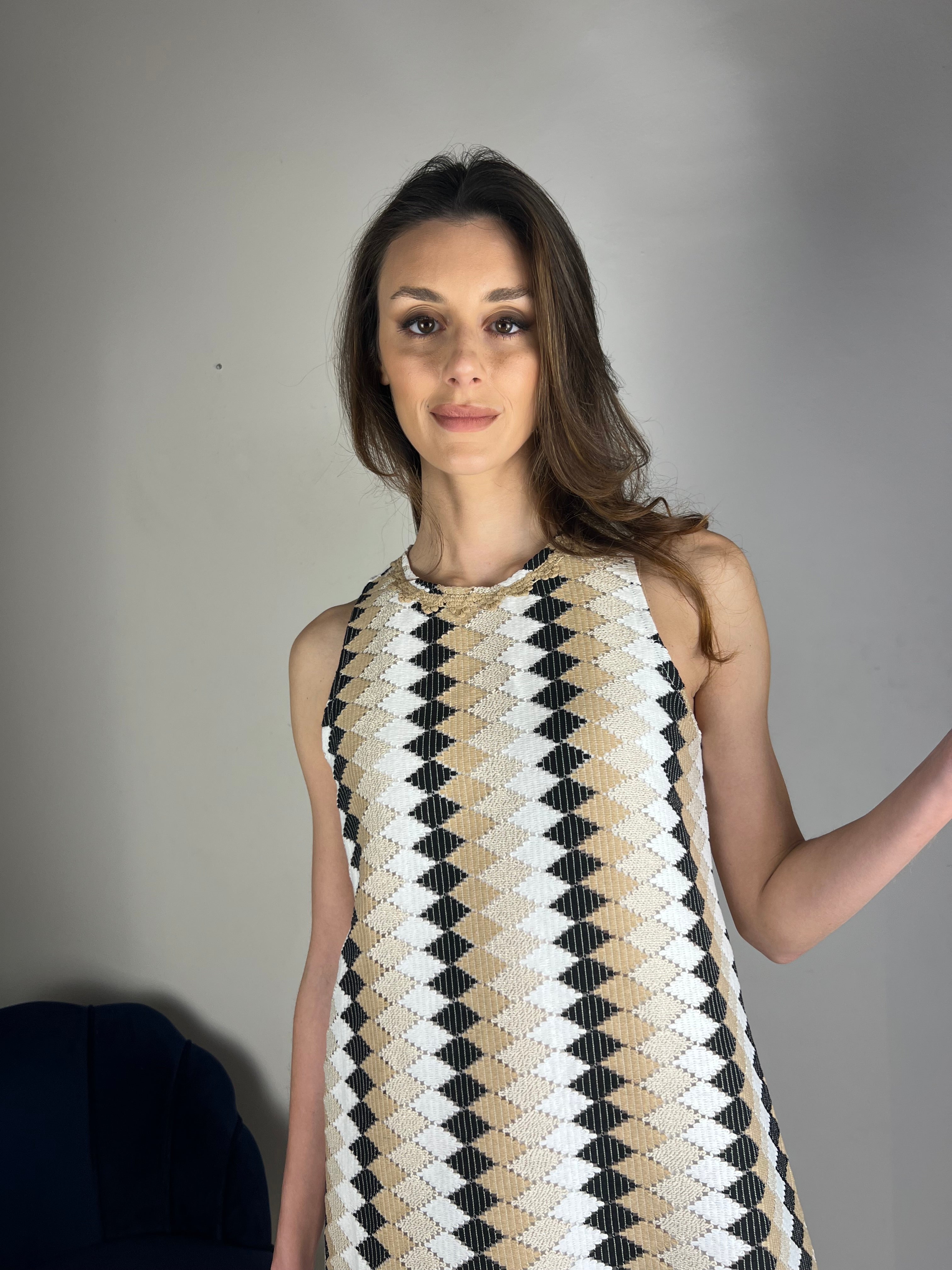 Abito corto a trapezio