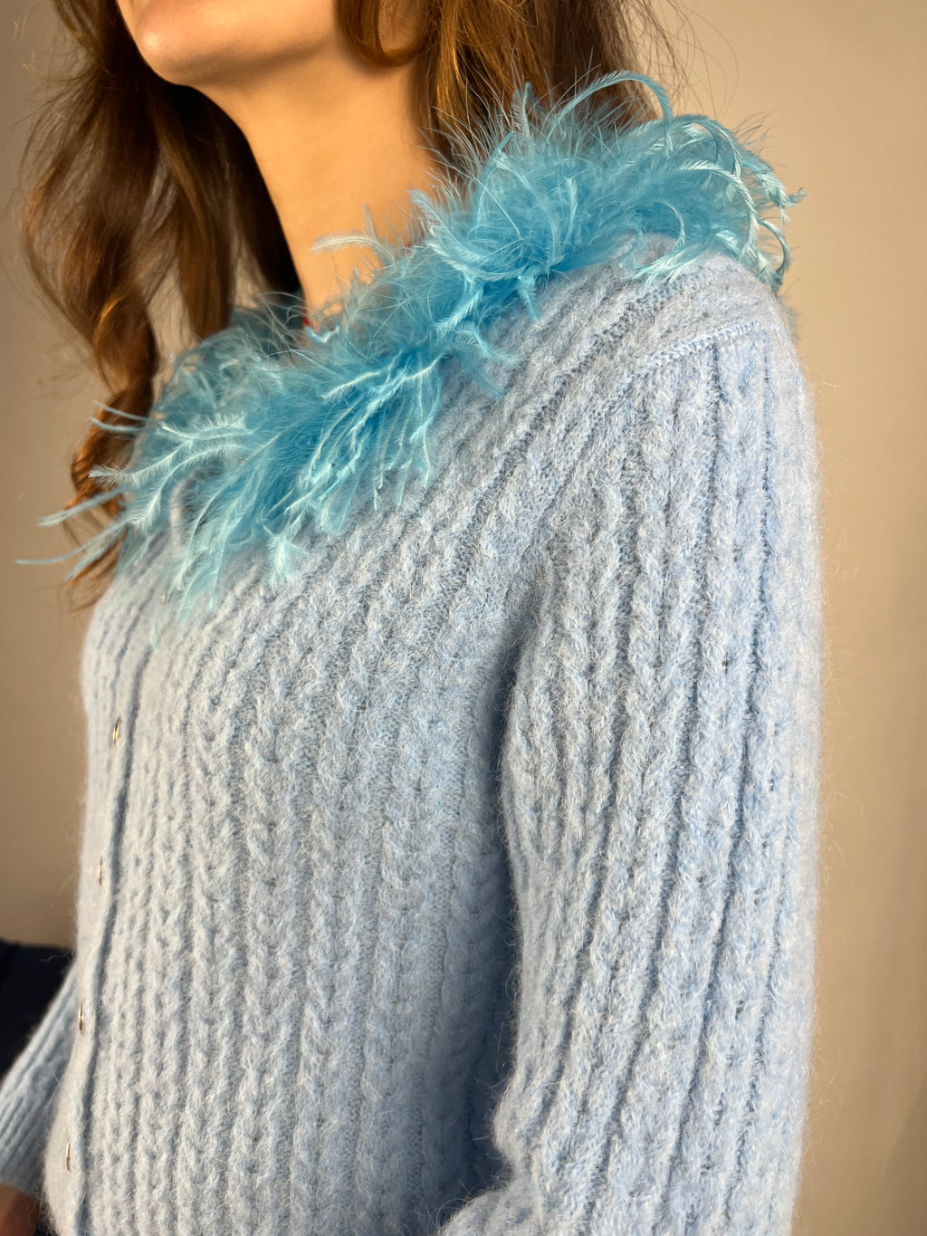 Maglia turchese con piume