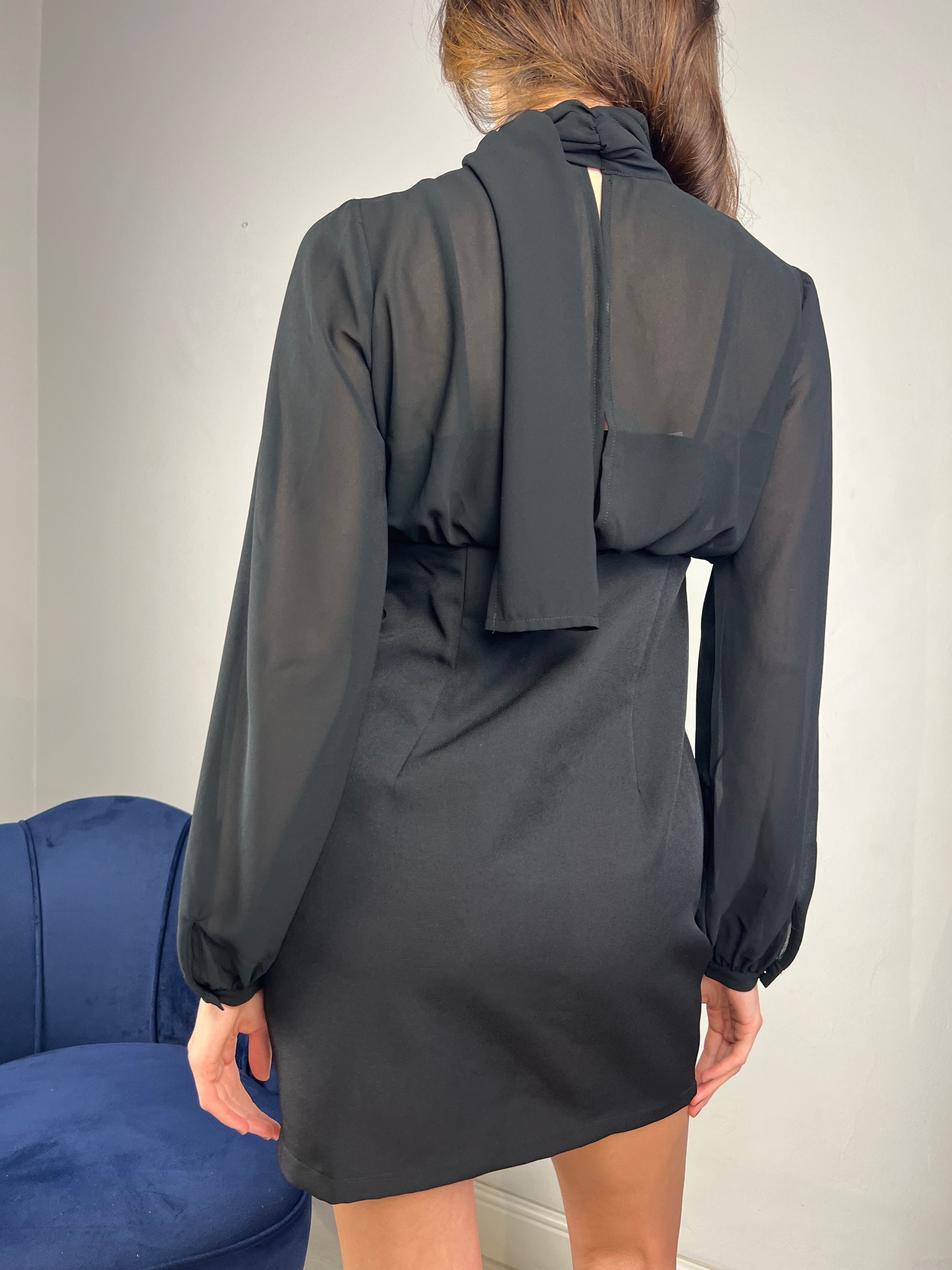 Abito corto con foulard