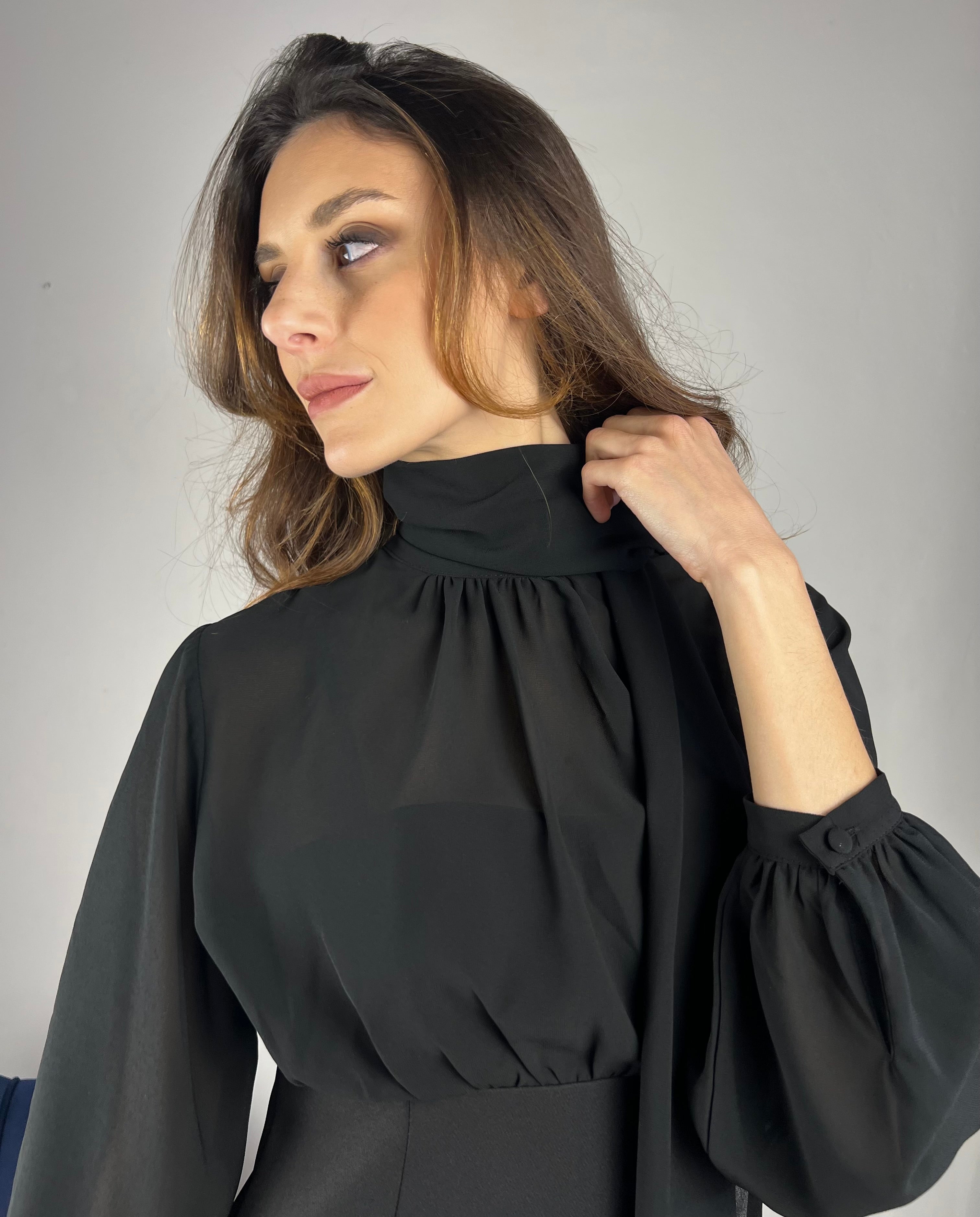 Abito corto con foulard