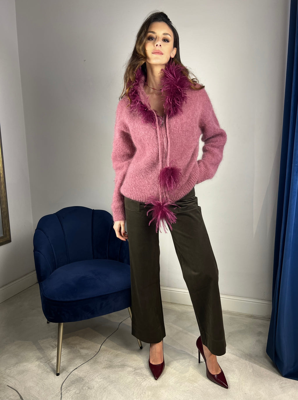 Felpa con cappuccio e piume