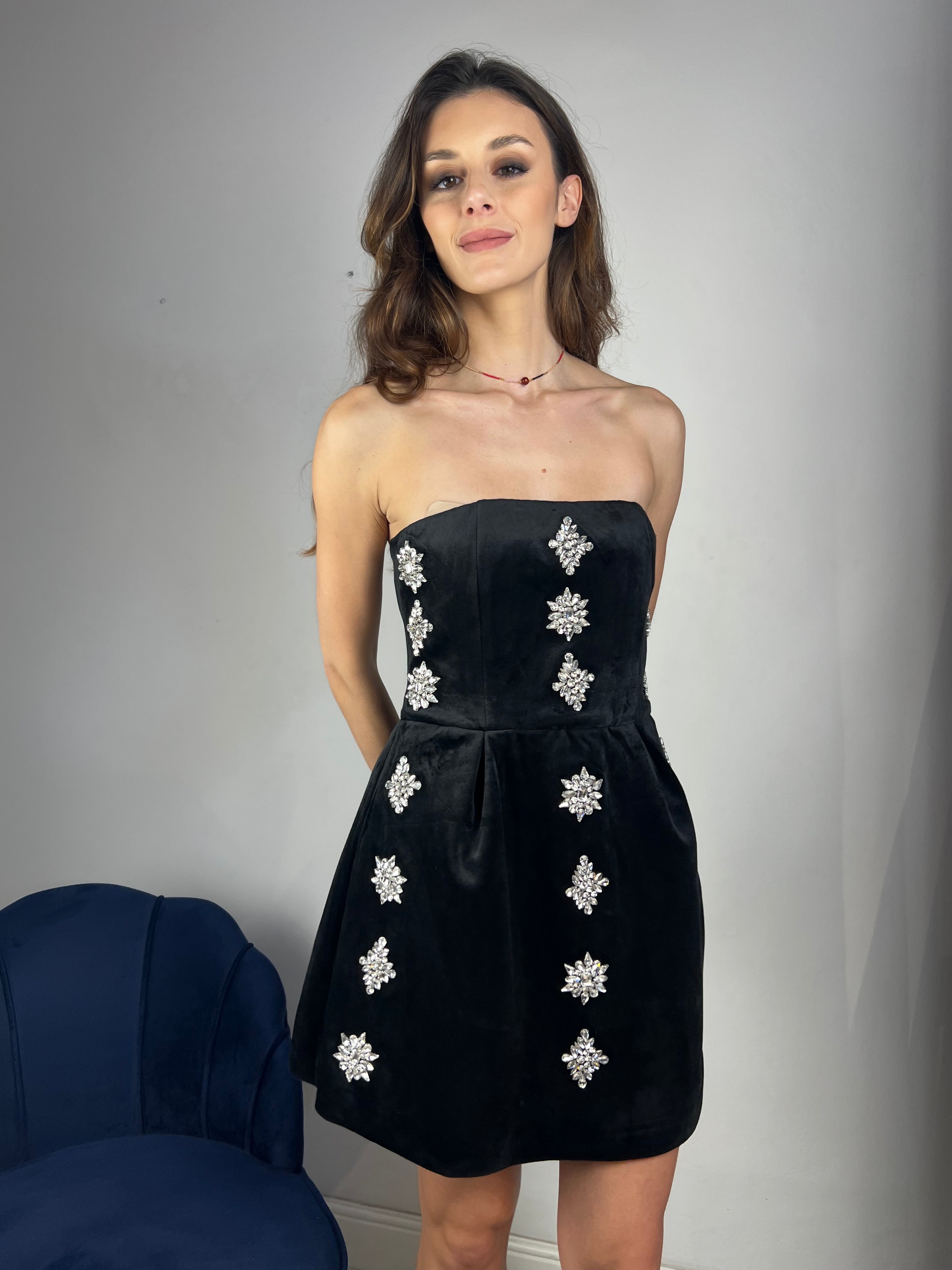 Abito corto con pietre