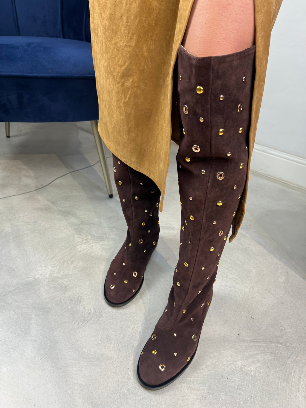 Stivale marrone con borchie