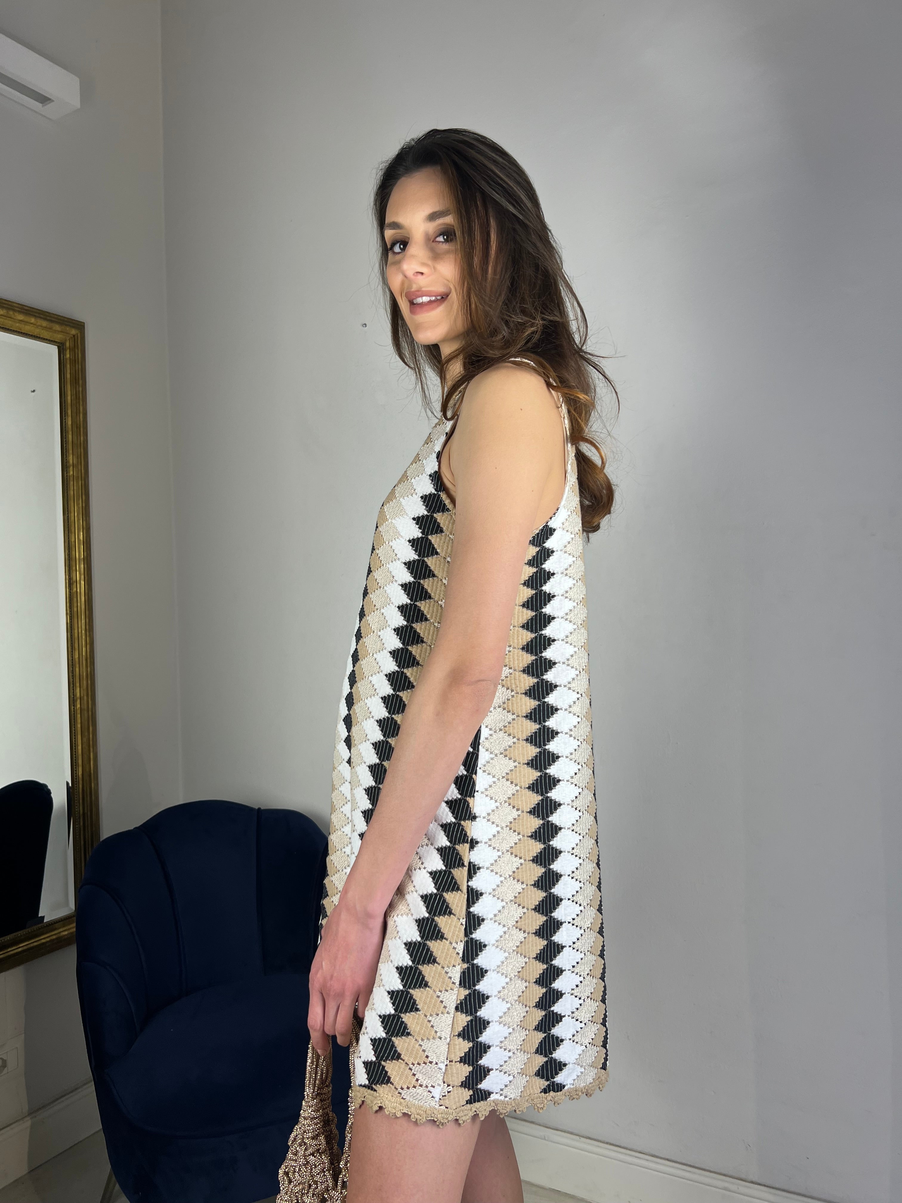 Abito corto a trapezio