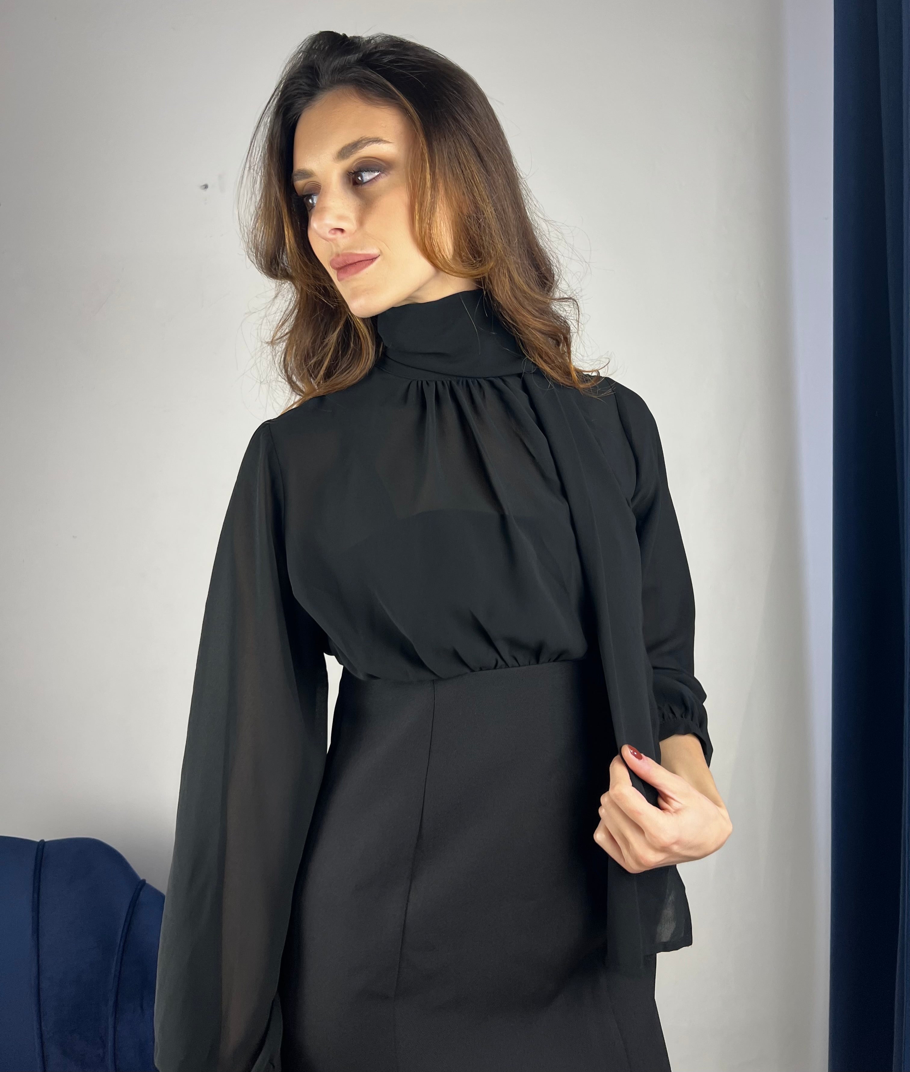 Abito corto con foulard