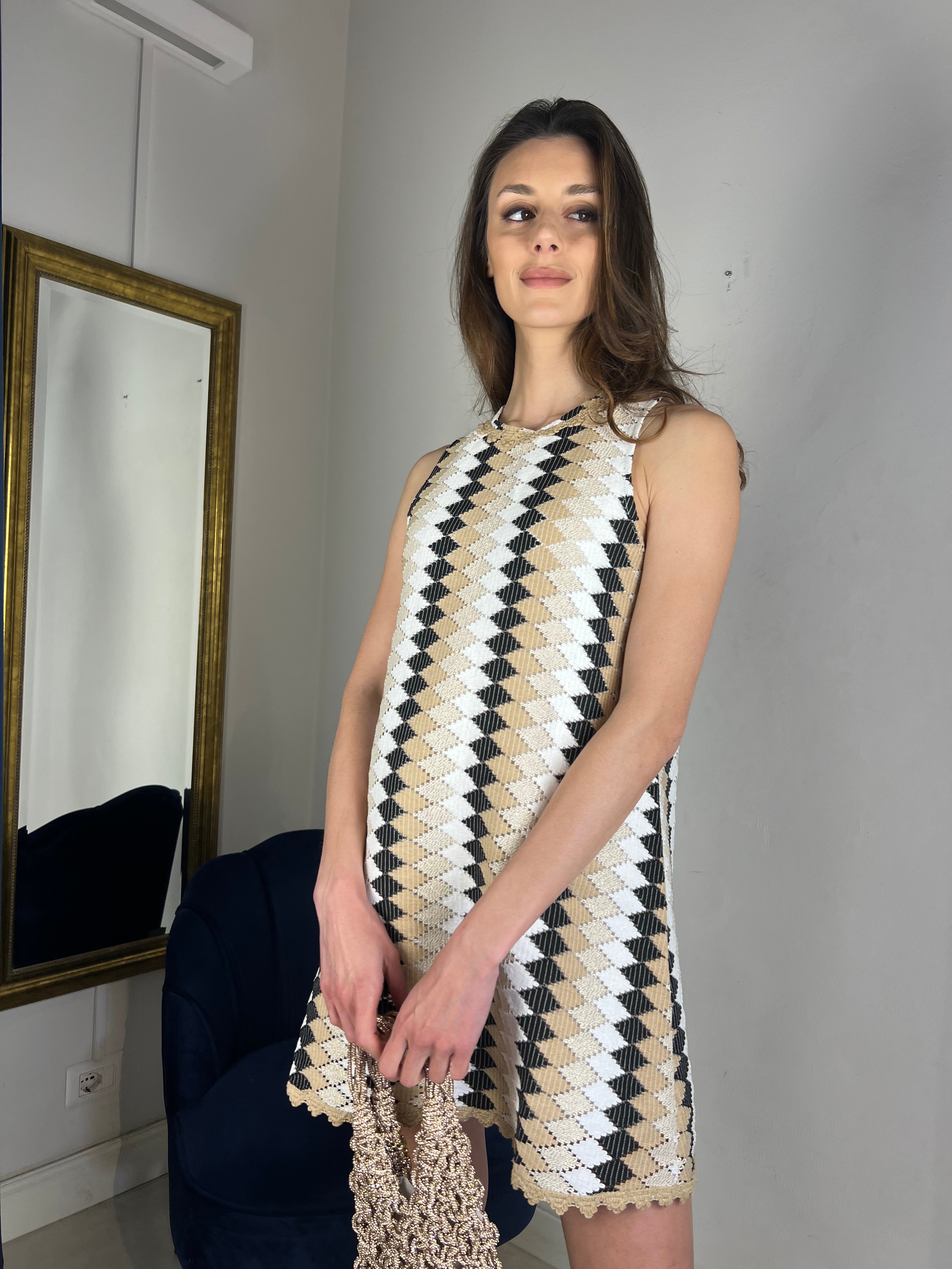 Abito corto a trapezio