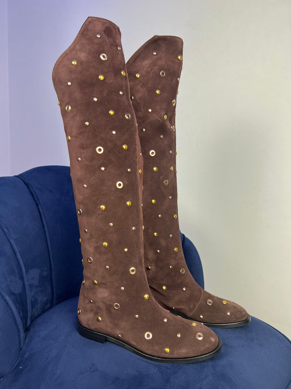 Stivale marrone con borchie