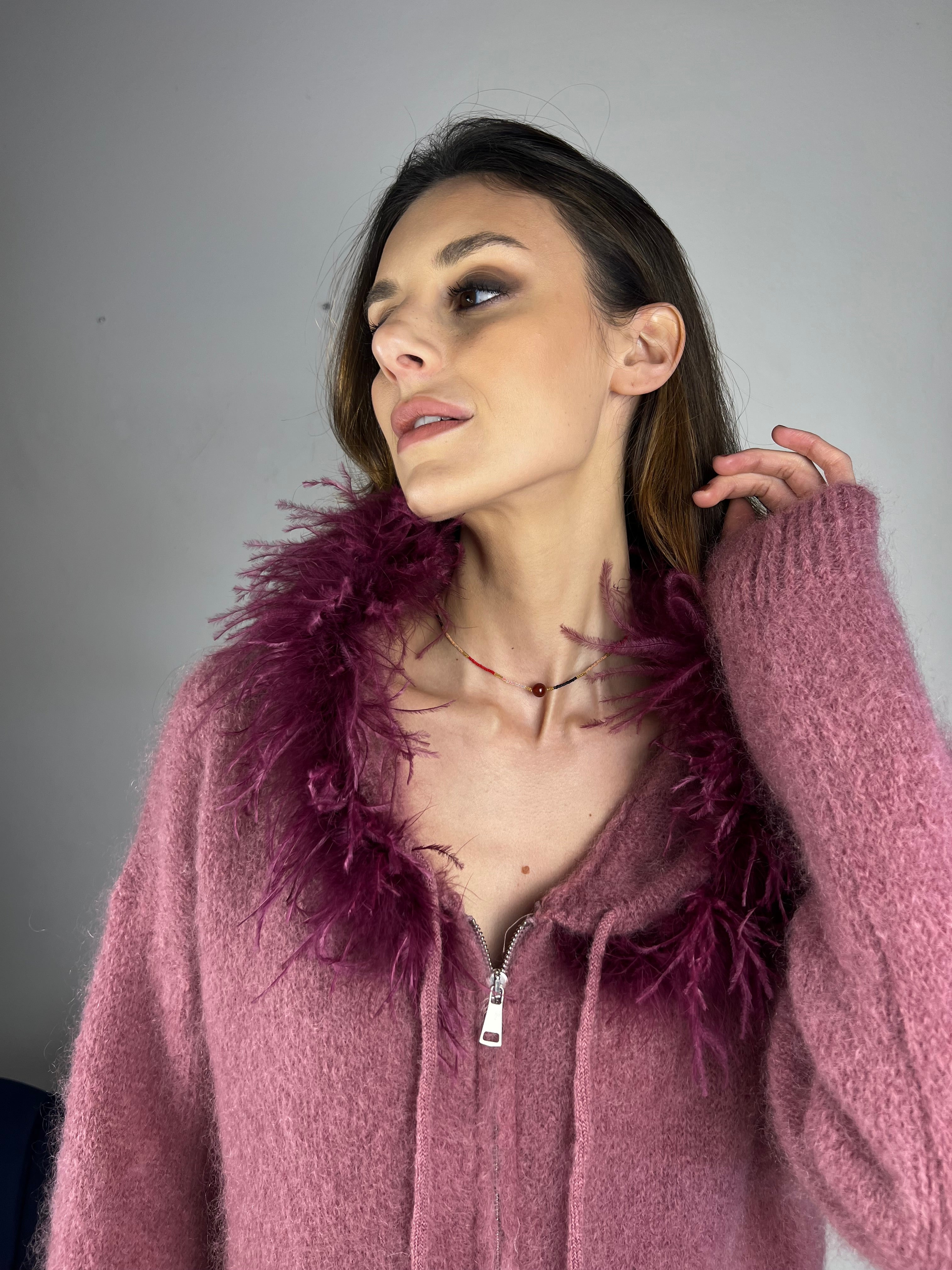 Felpa con cappuccio e piume