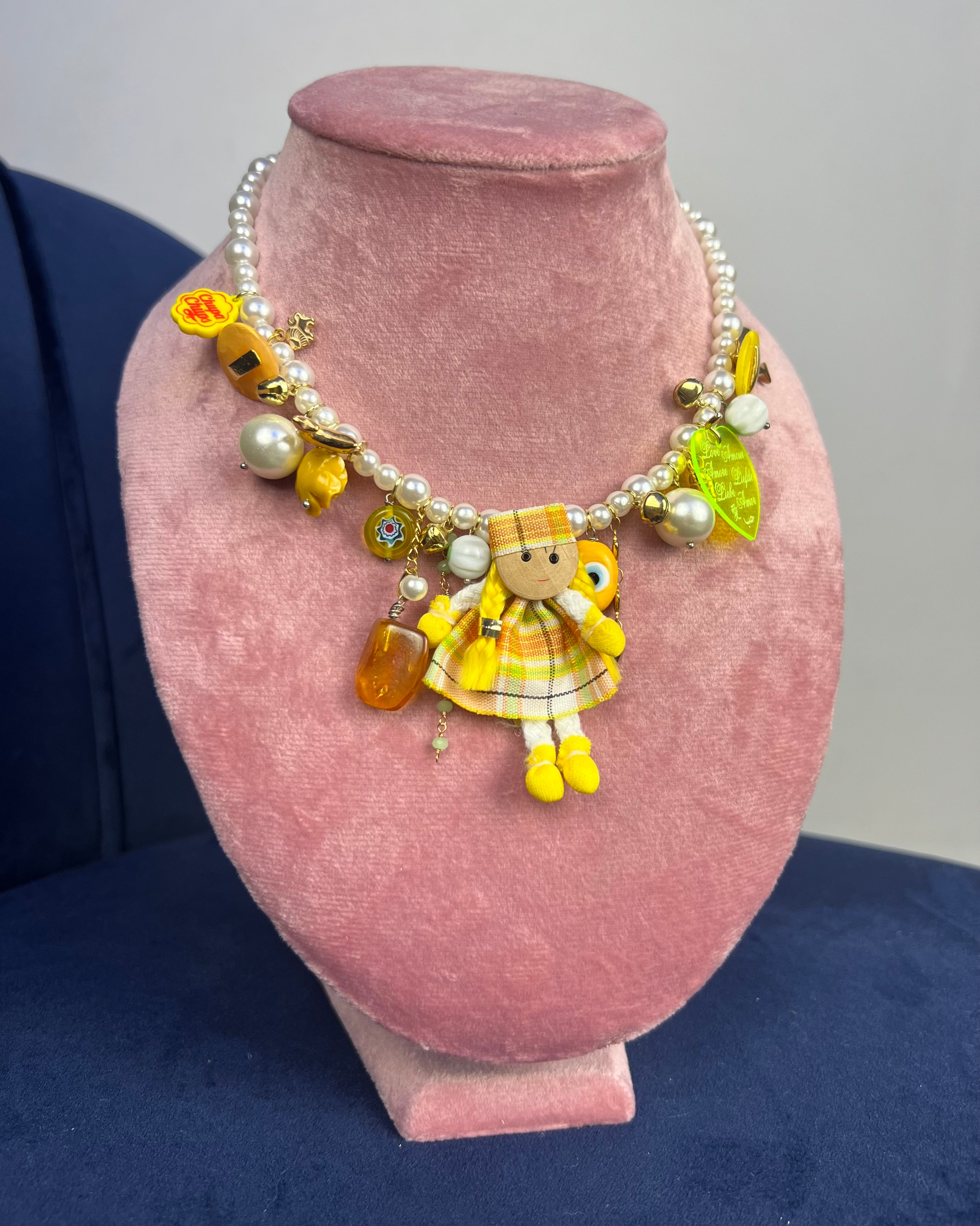 Collana con charms gialla