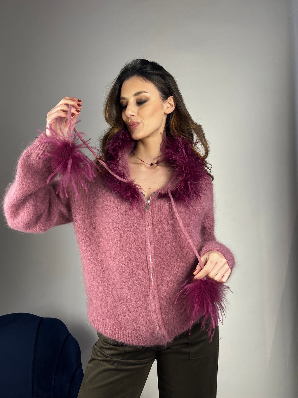 Felpa con cappuccio e piume