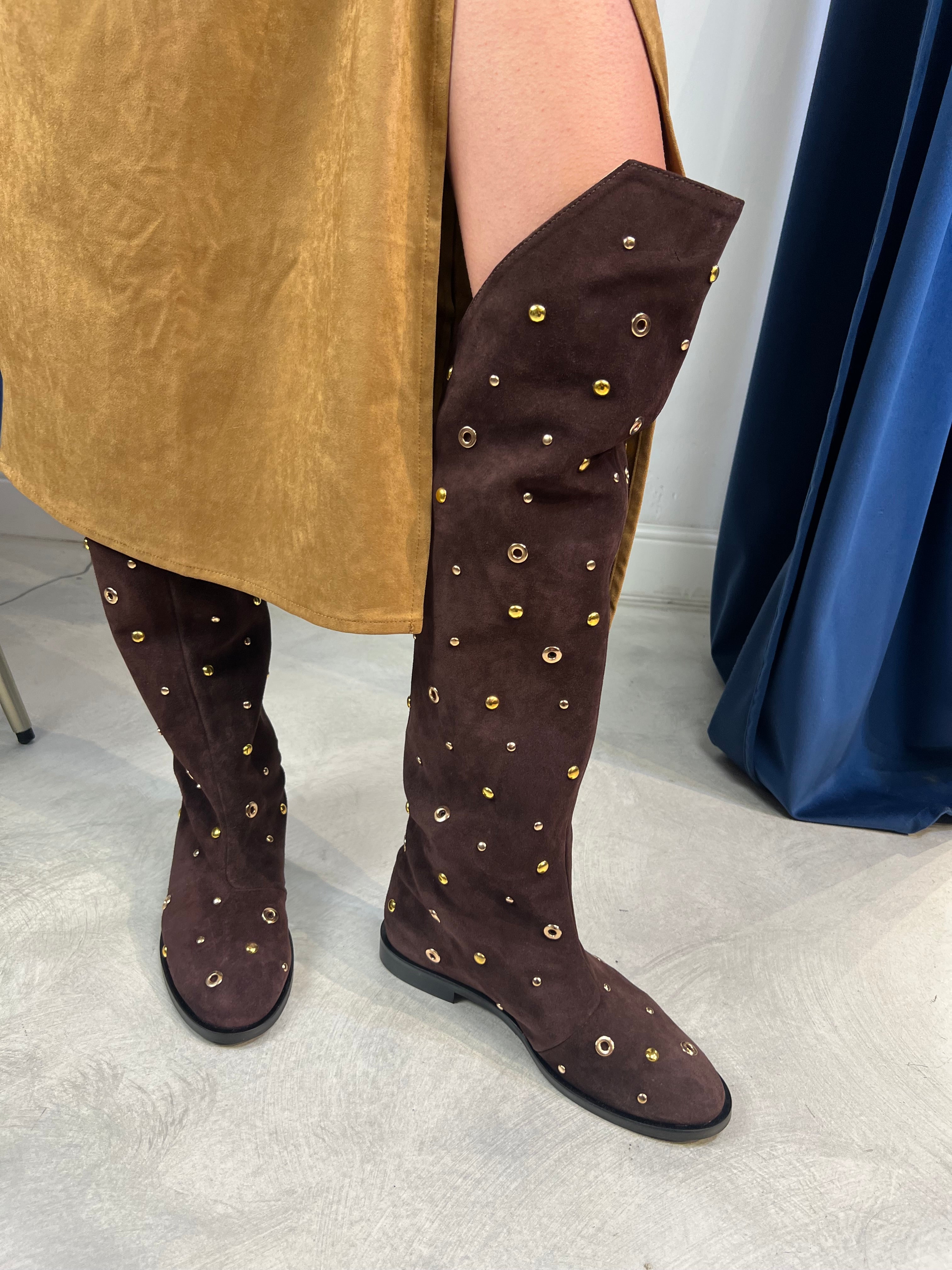 Stivale marrone con borchie