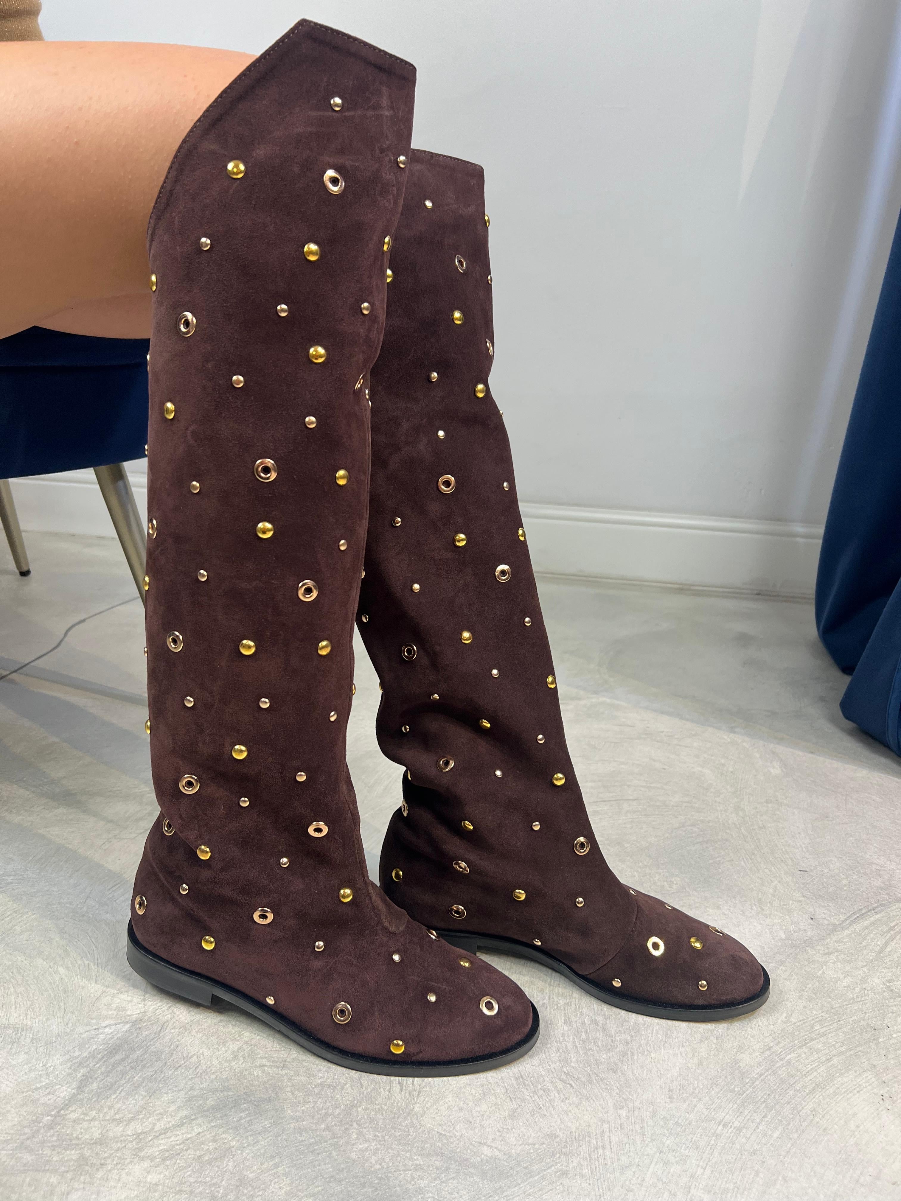 Stivale marrone con borchie