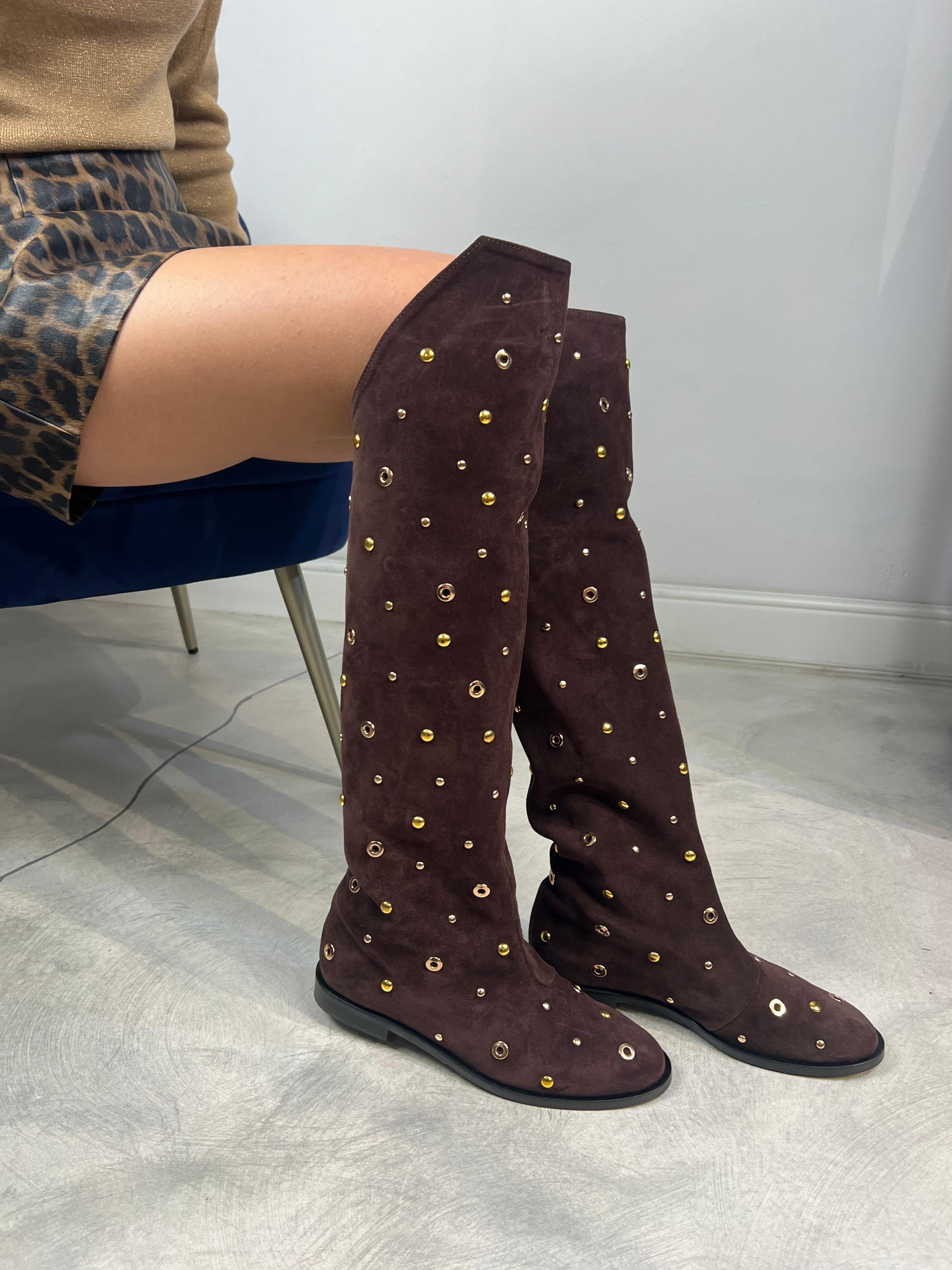 Stivale marrone con borchie