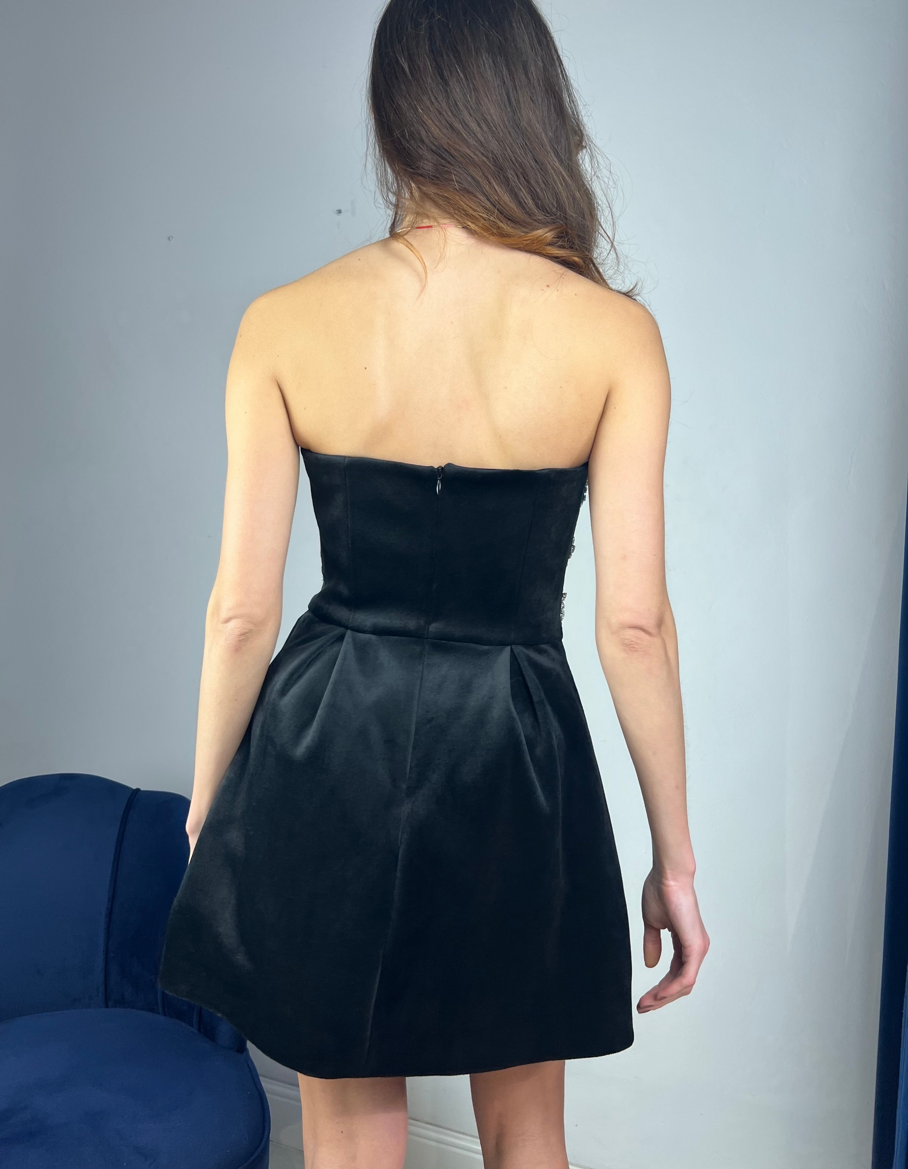 Abito corto con pietre