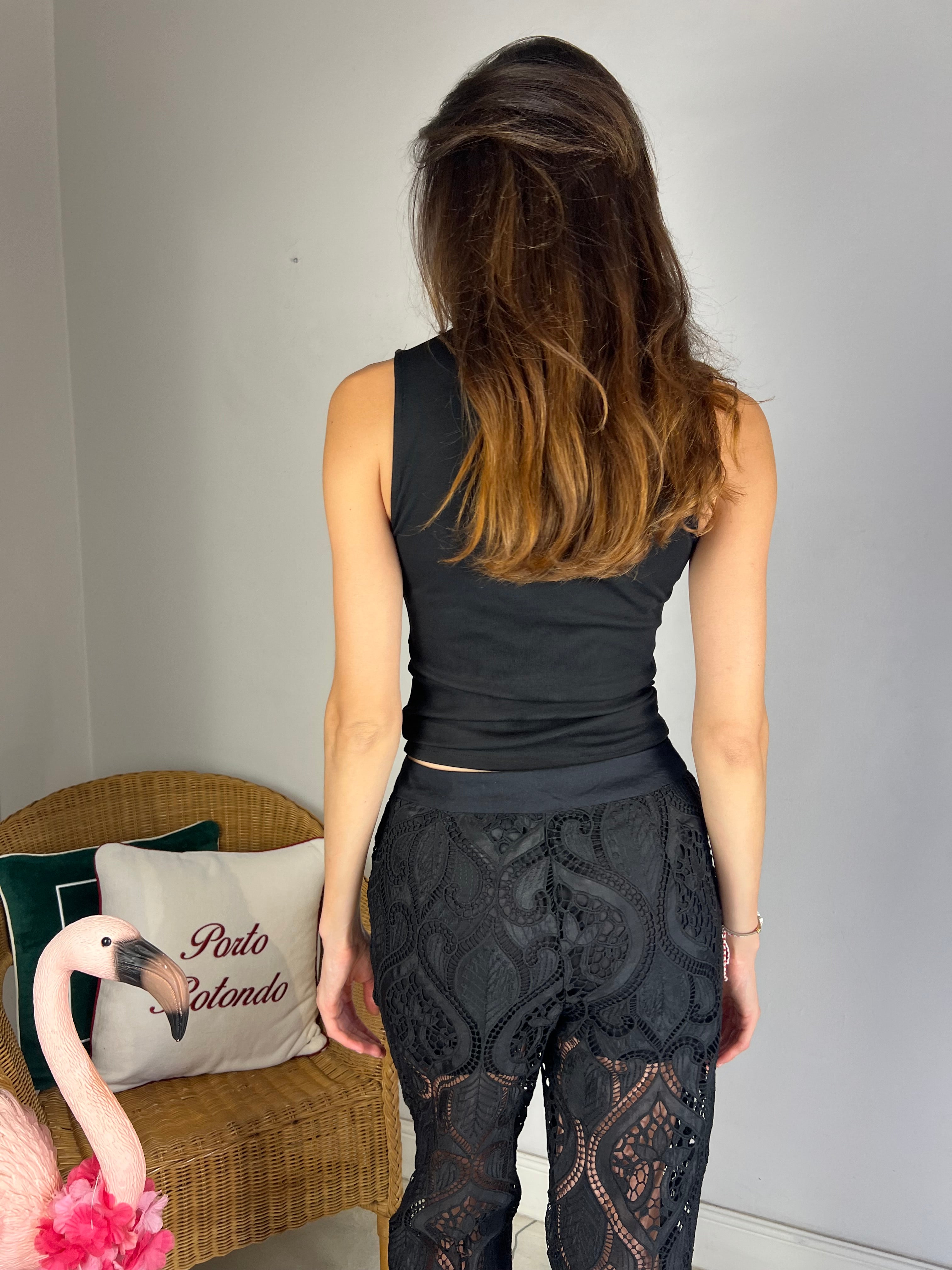 Top smanicato nero